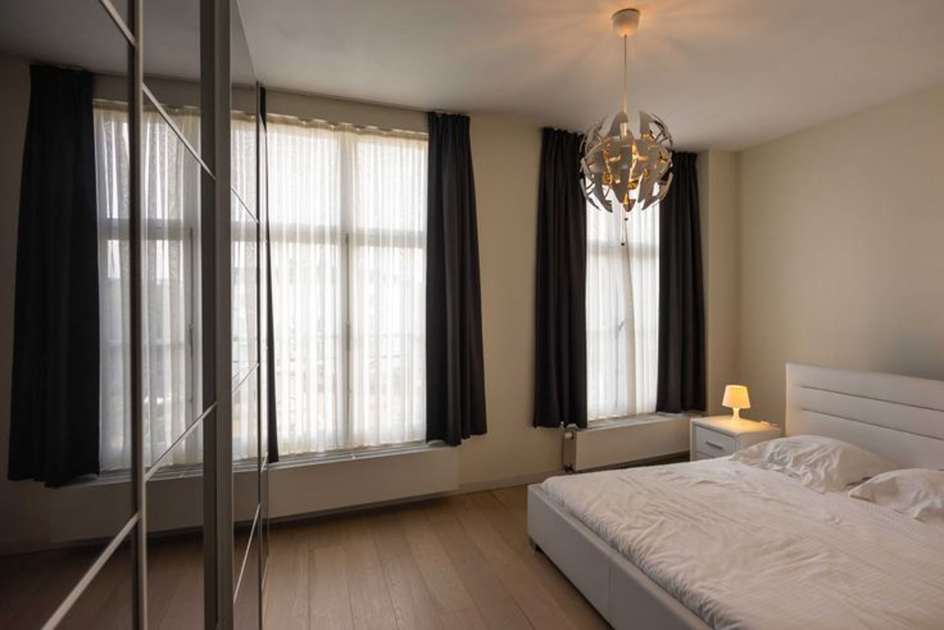 Mooie volledig gemeubileerde flat te huur gelegen in EU wijk foto 4