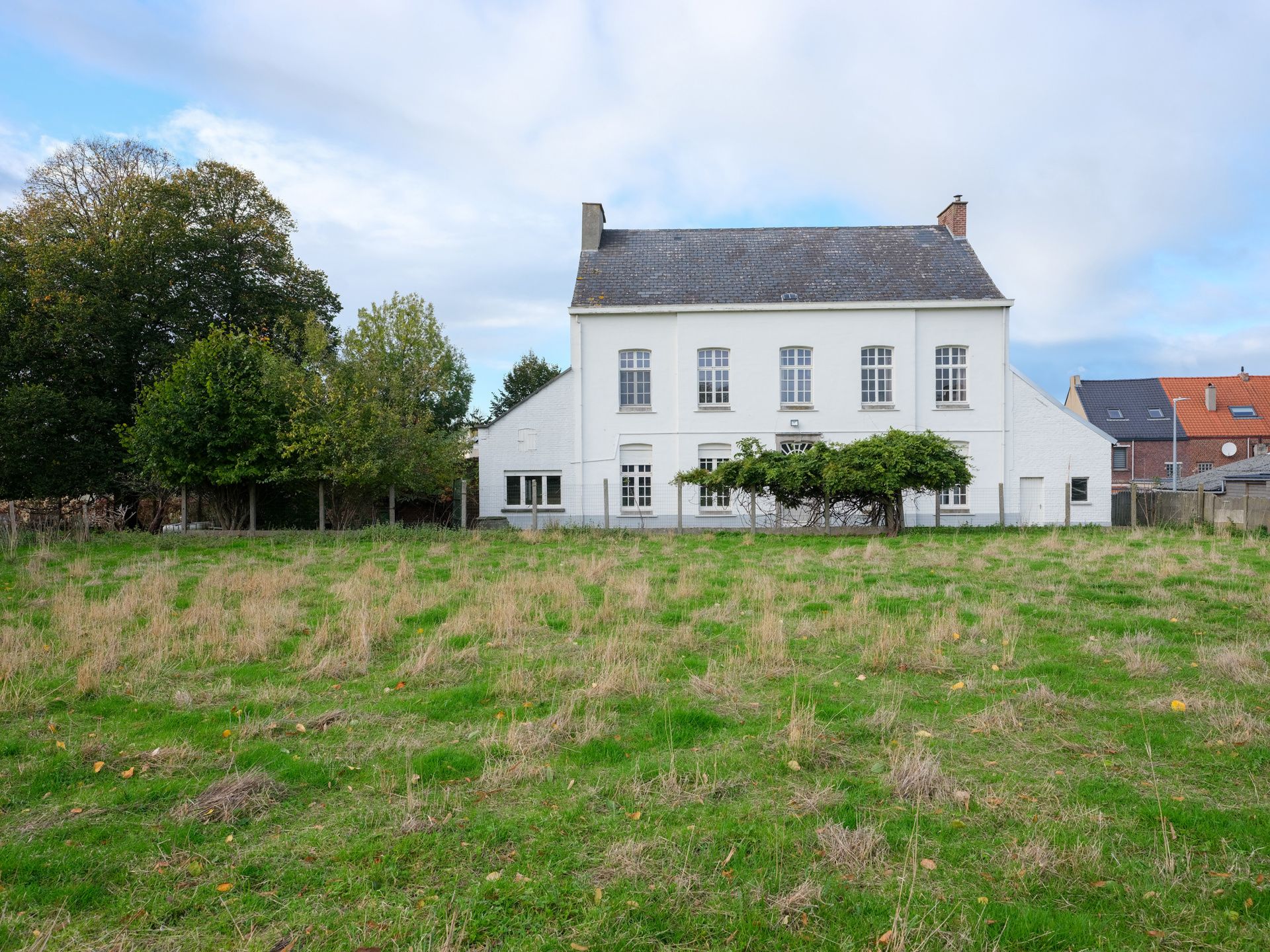 Authentieke (voormalige) pastorie op ruim perceel van 4.057 m² foto 2