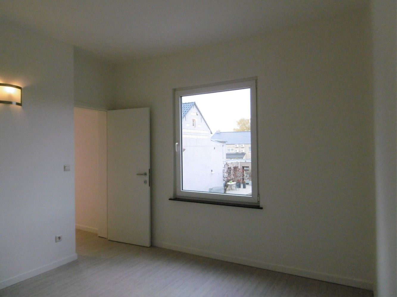 Gerenoveerd appartement op de 1ste verdieping van een gebouw, nabij het centrum van Maasmechelen. foto 4