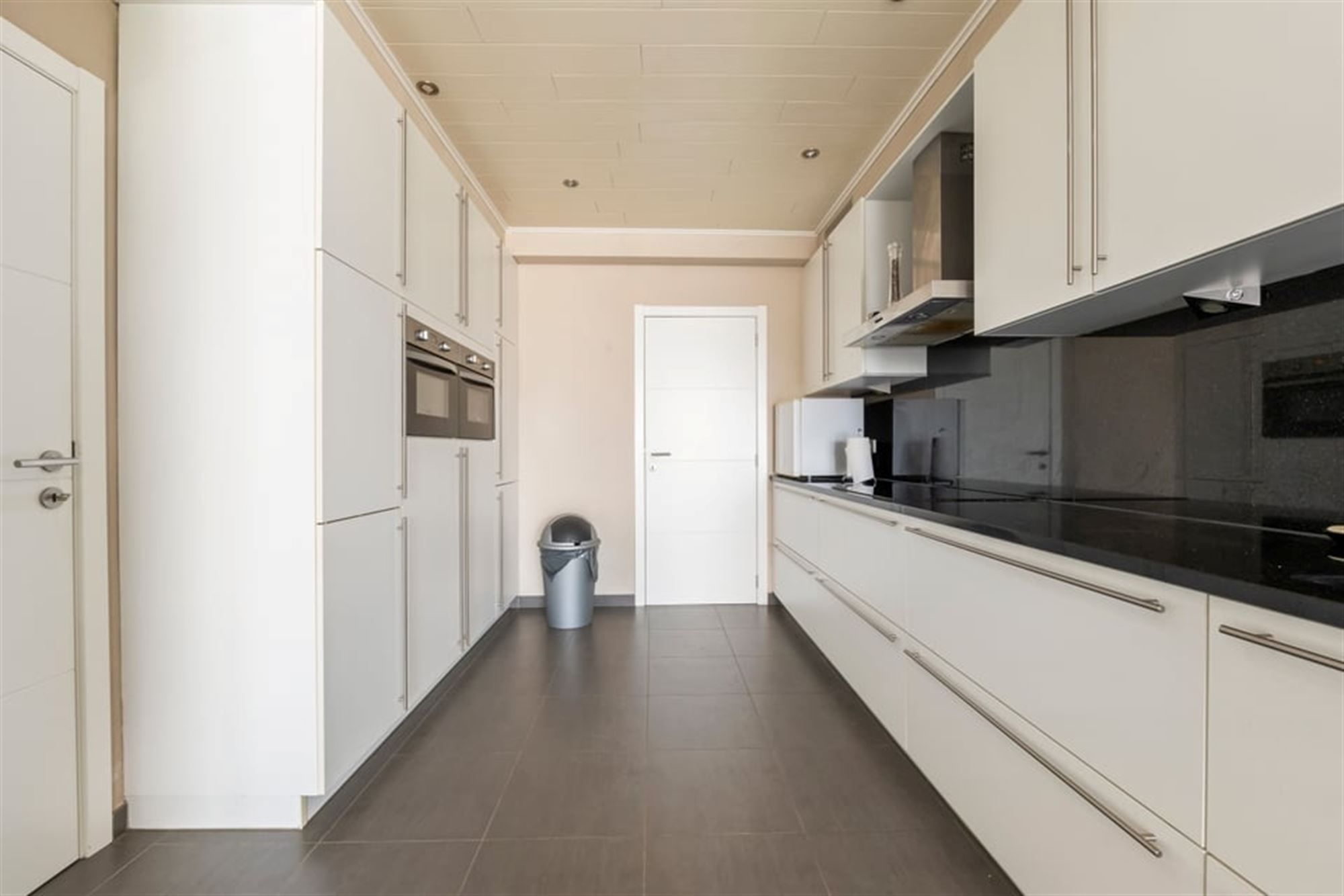RUIME GEZINSWONIG MET VEEL POTENTIEEL EN EEN RUIME GARAGE IN SINT-TRUIDEN  foto 12