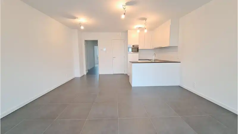 Recent 2-slaapkamerappartement met TERRAS en CARPORT te huur in Brugge foto 2