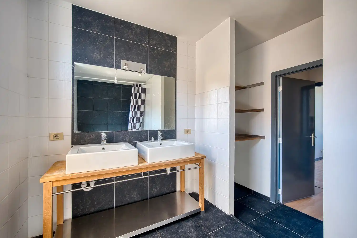 Assebroek, leuk ENERGIEZUINIG gezellig &nbsp;instapklaar woonhuis met 3 SLAAPKAMERS en tuintje foto 8