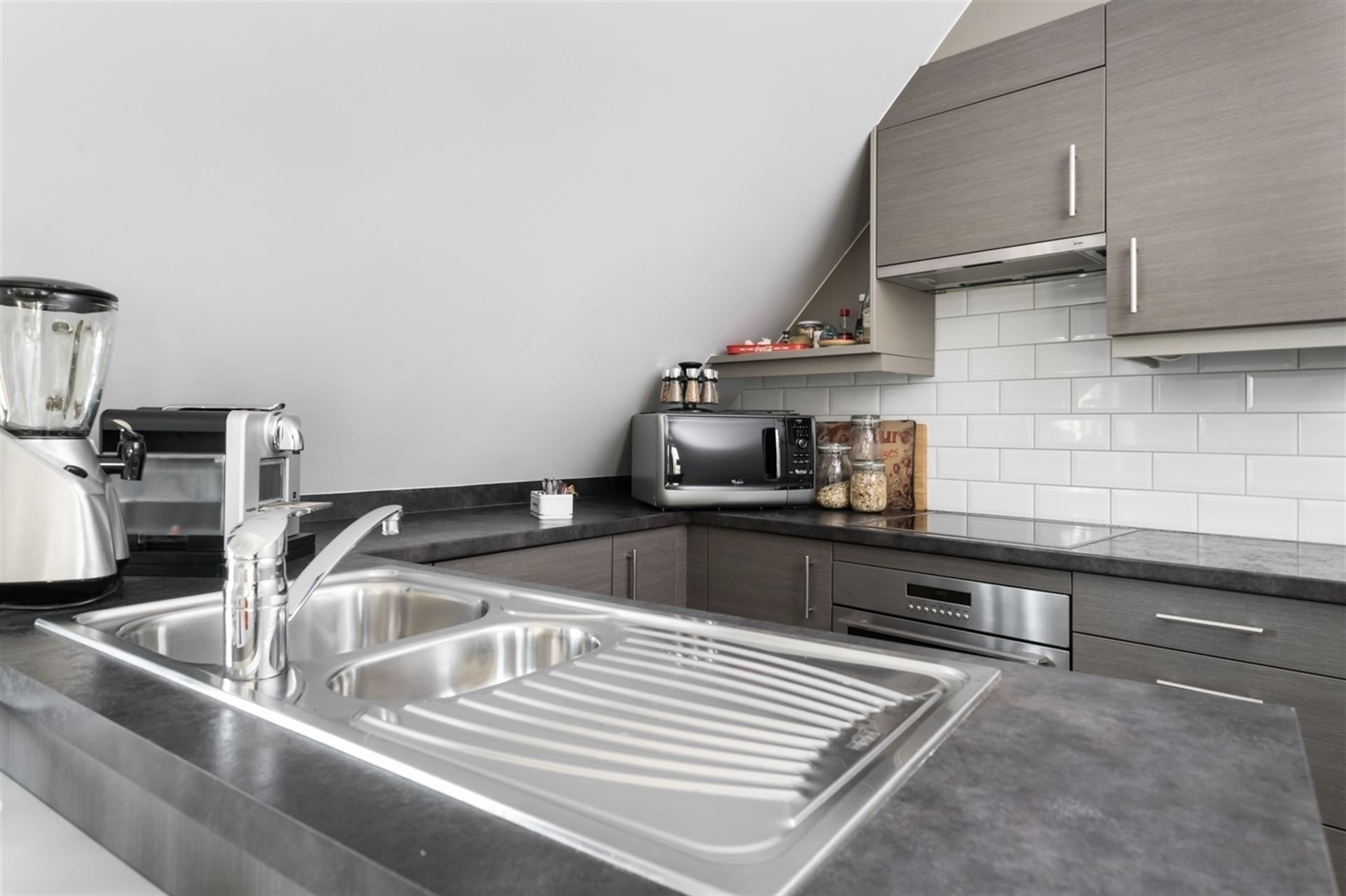 Prachtige penthouse met 2 slpk., groot zonneterras & autostaanplaats. foto 8