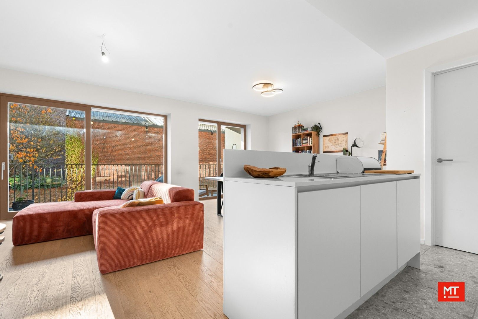 Recent appartement met 2 slaapkamers en ondergrondse parkeerplaats te koop in hartje Ieper foto 5