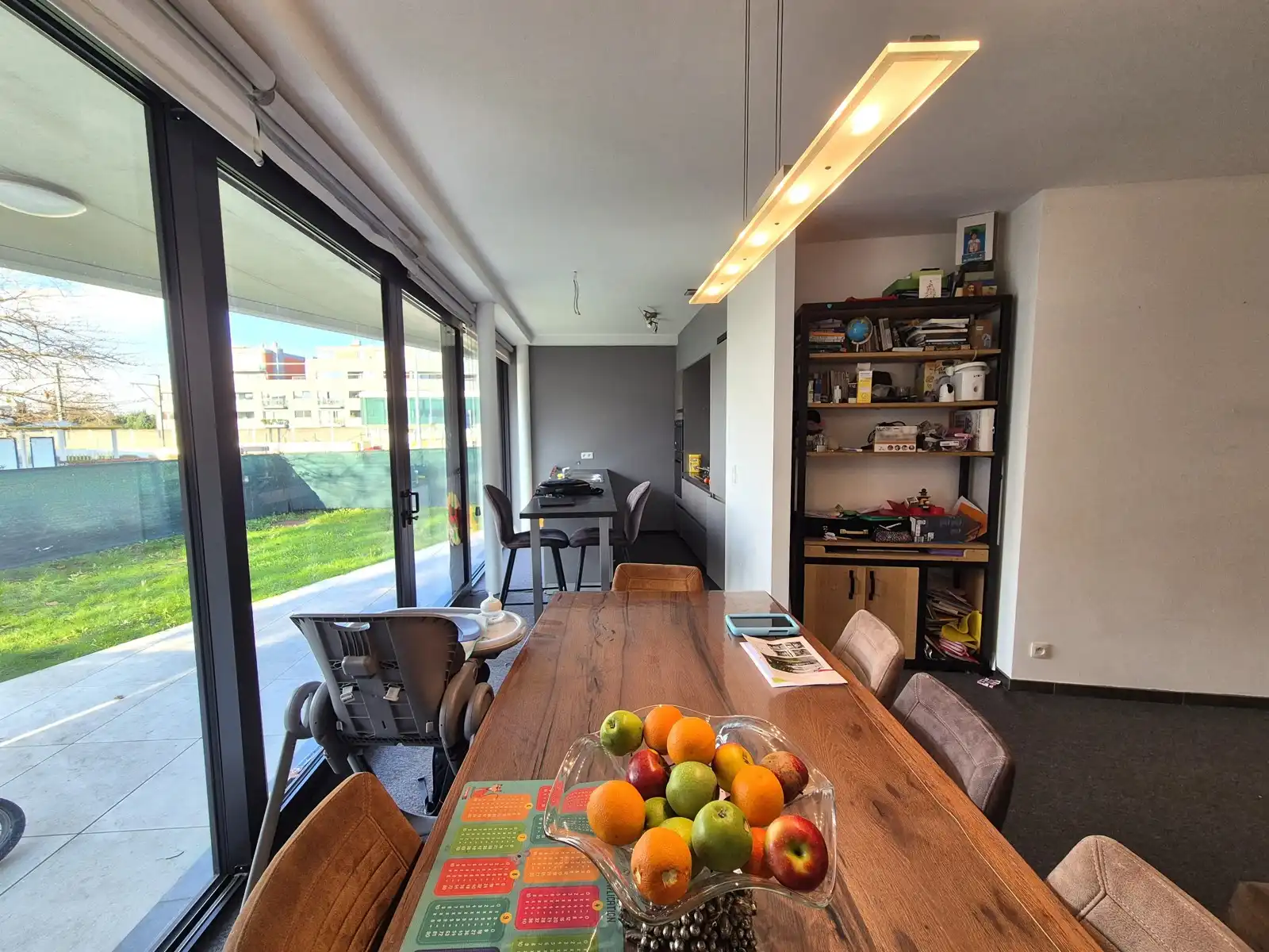 Grote glaspartij naar tuin/terras + recent esthetisch gebouw foto {{pictureIndex}}