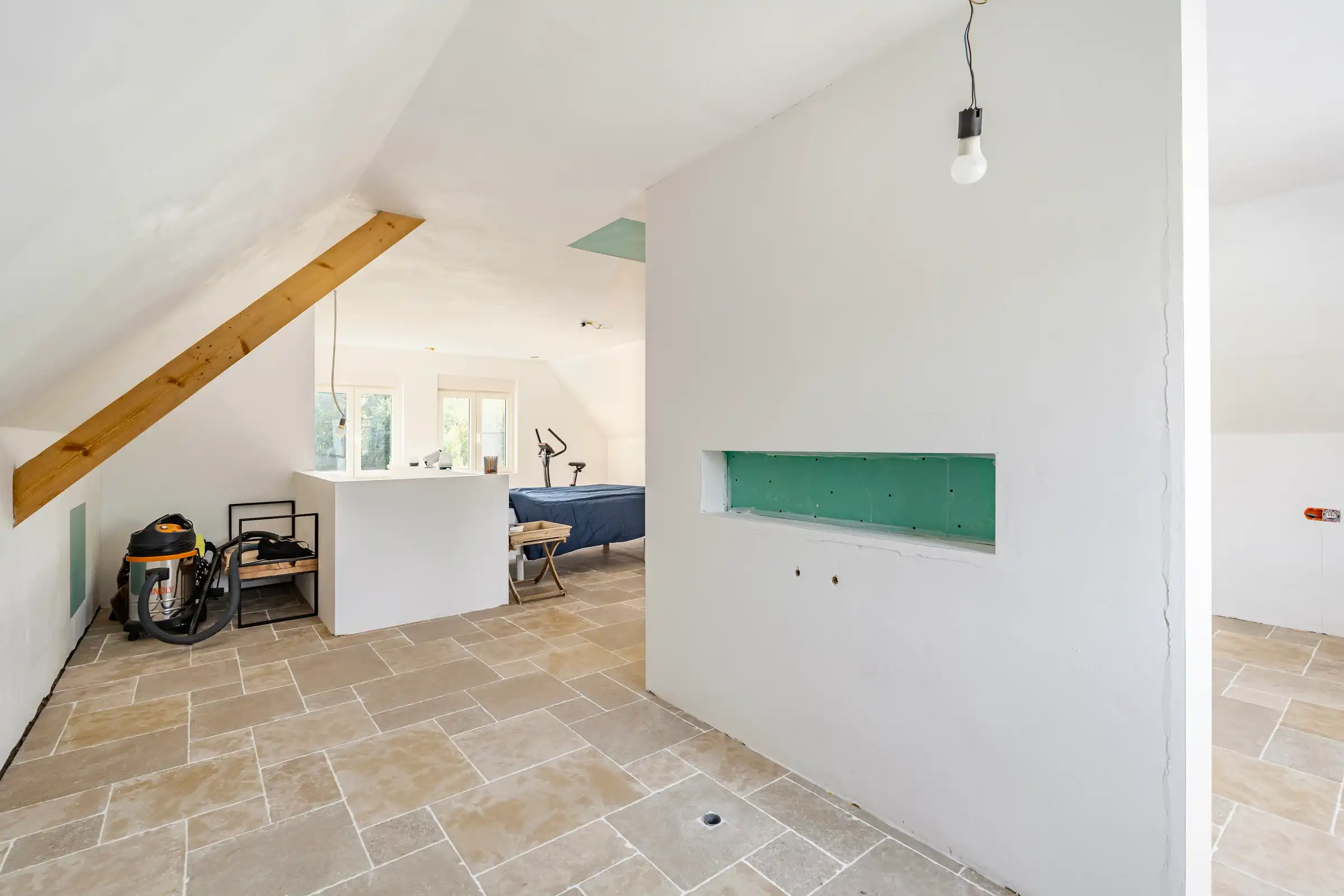 Vrijstaande woning met vernieuwd dak en veel potentieel foto 18