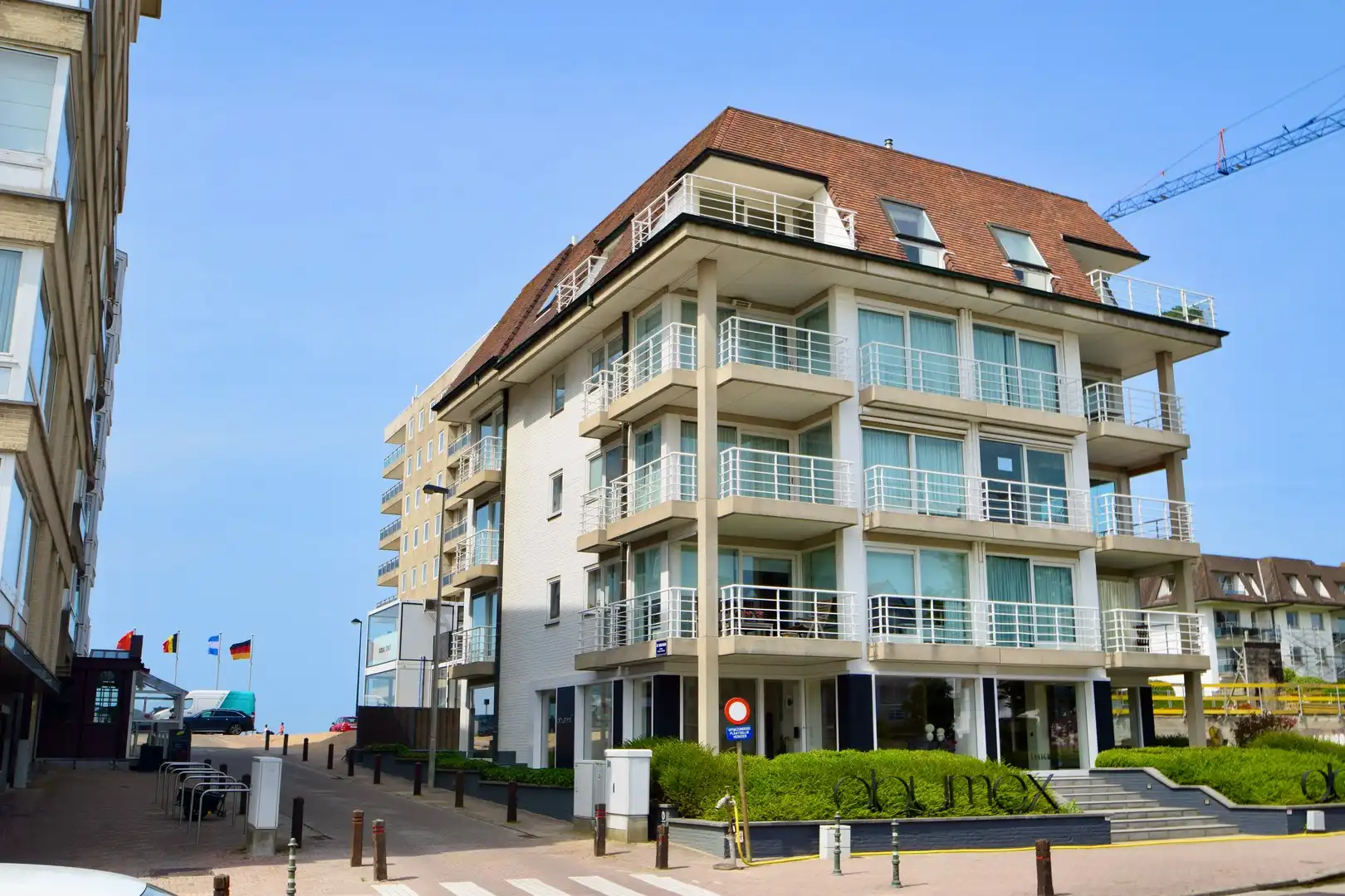 Gemakkelijk toegankelijke autostaanplaats en praktisch berging in een villa residentie in het Zoute. foto 3