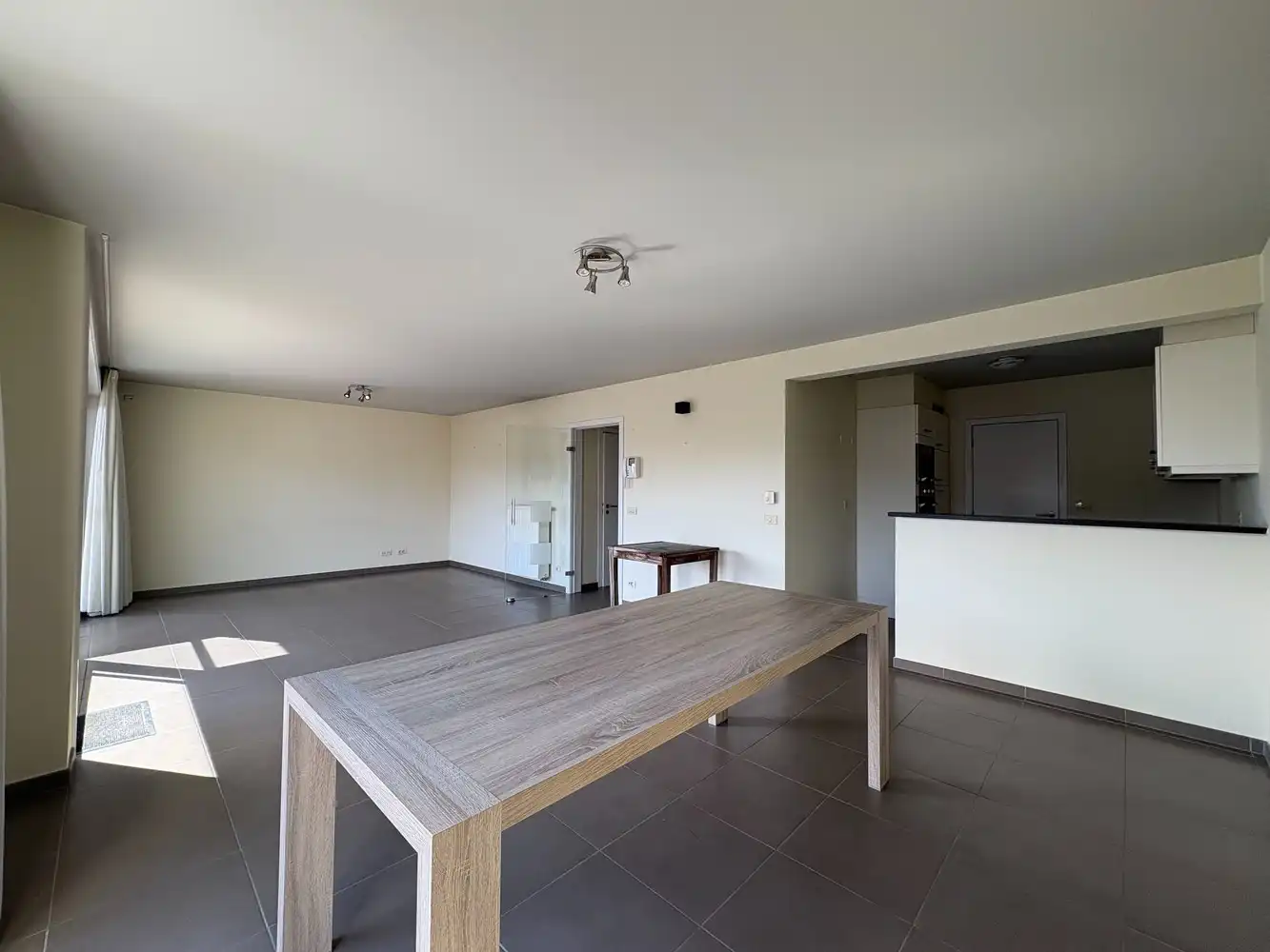 Lichtrijk appartement met twee slaapkamers + garage foto 3