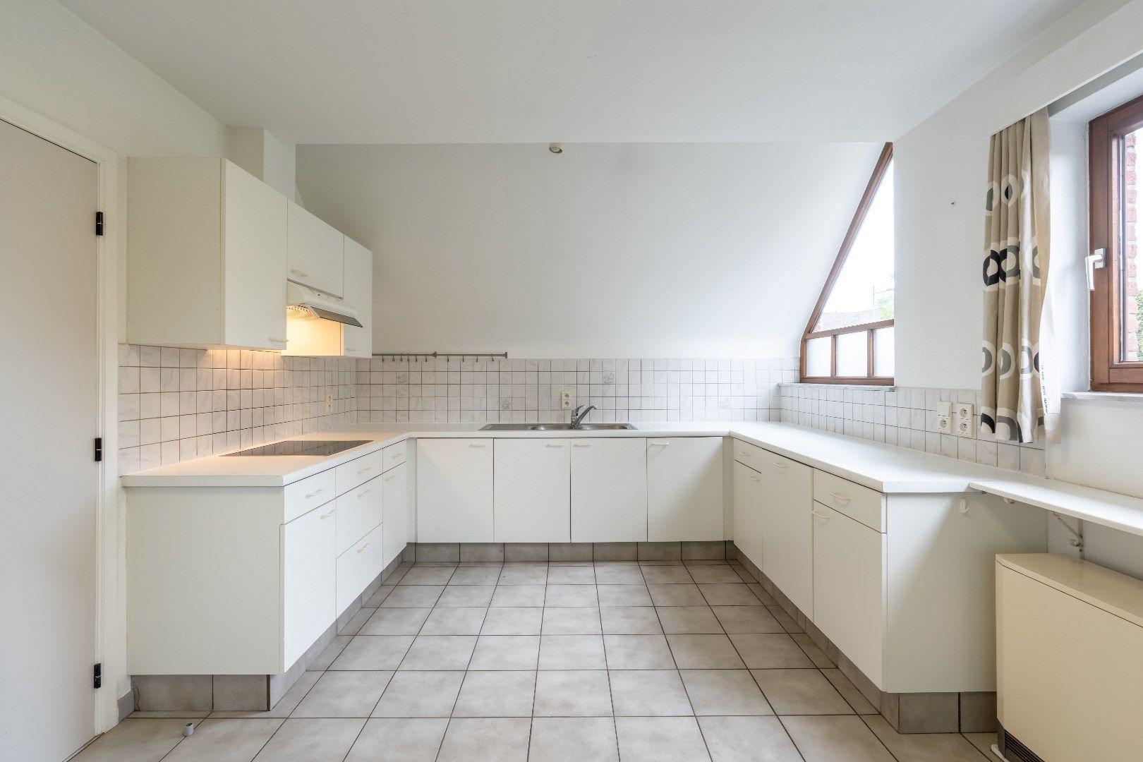 Comfortabel gebouw, onderverdeeld in een gelijkvloers appartement en een woning (210 + 210A), op een perceel van 9a60 met diverse mogelijkheden (kangoeroewoning foto 22