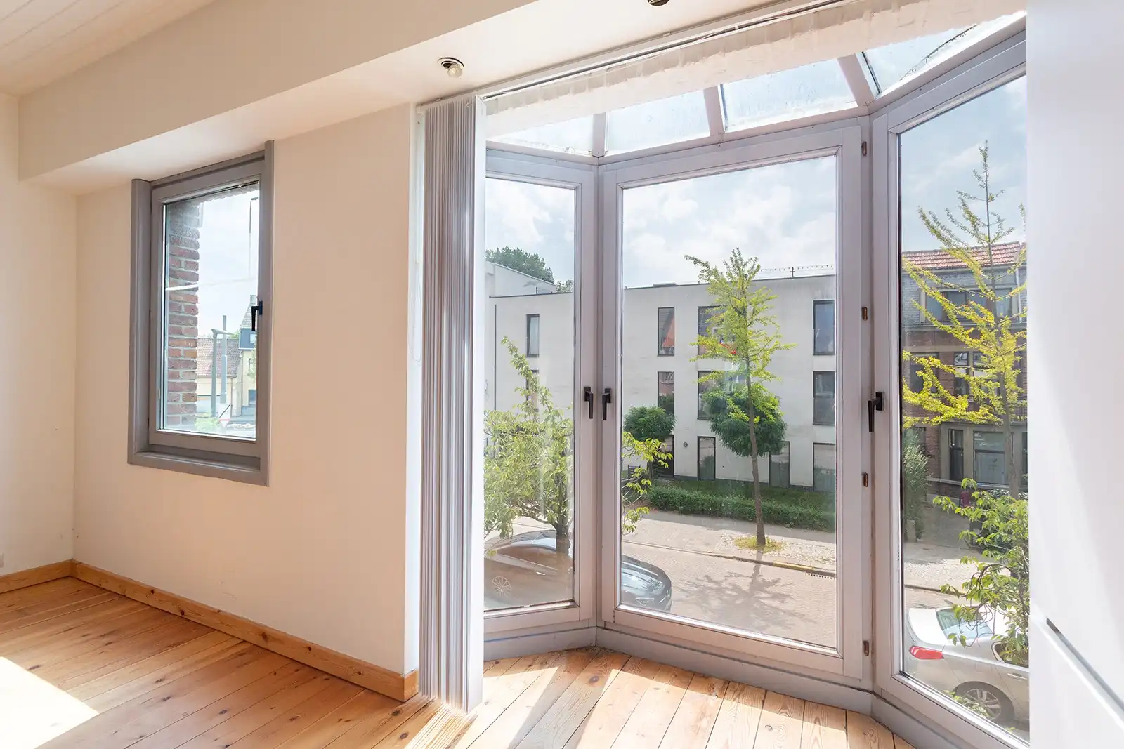 Lichtrijke bel-etagewoning met dubbele garage en ruime tuin foto 15