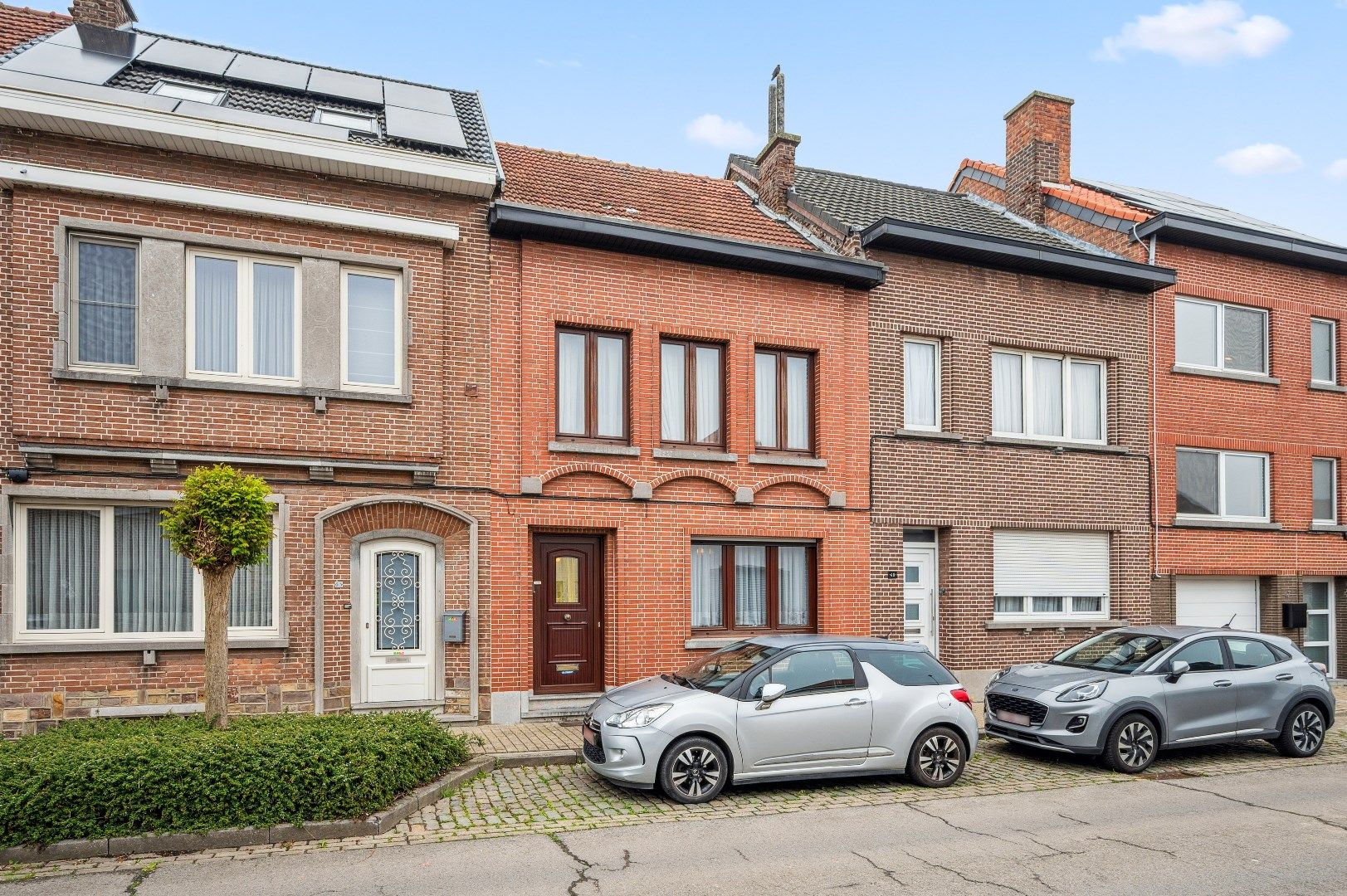 Gezinswoning met 3 slaapkamers en grote tuin. foto 2