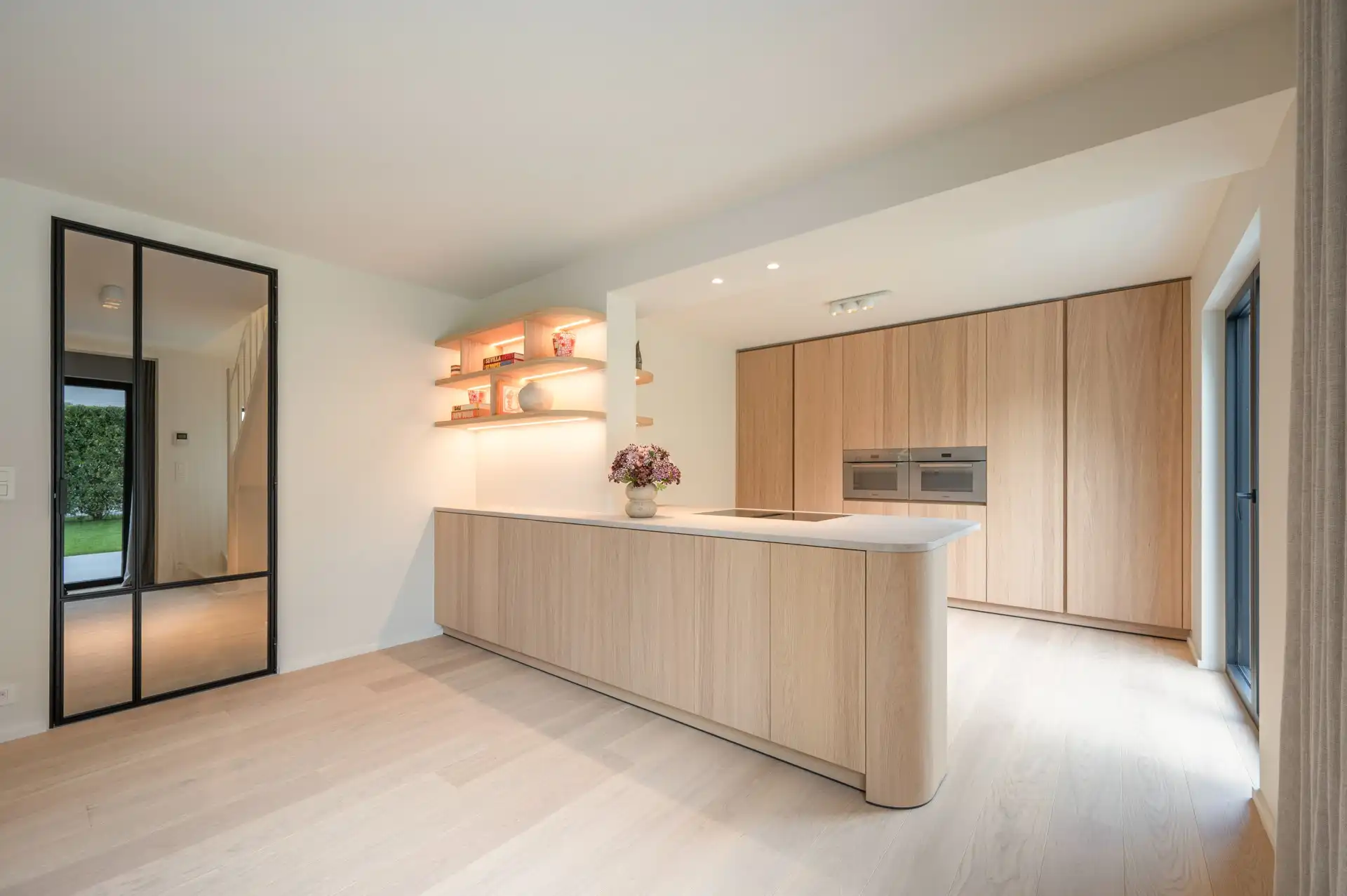 Smaakvol afgewerkte villa in Maaiken met ruime tuin foto 5