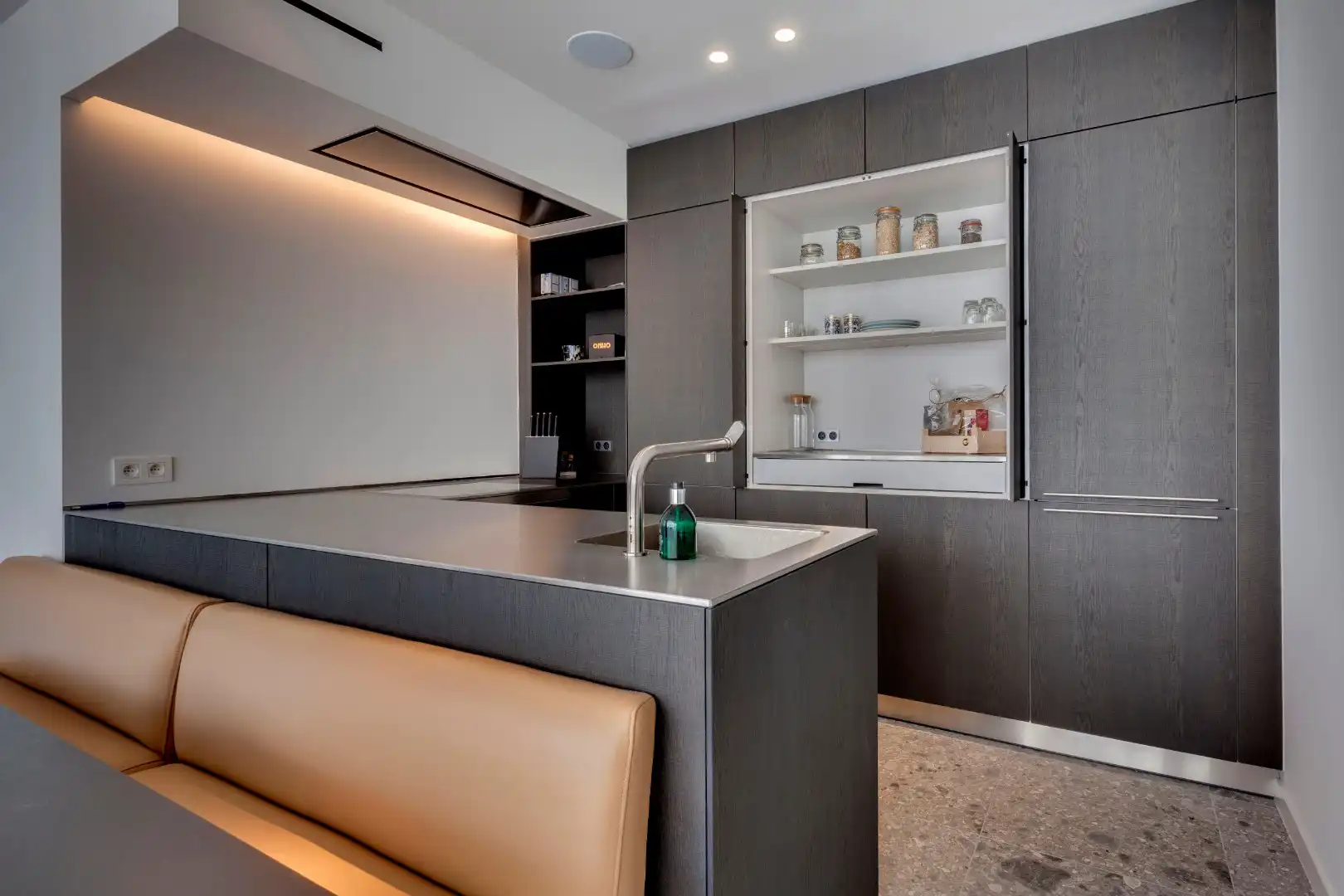Gemeubeld en luxueus appartement  met parking te Kouterdreef  foto 5