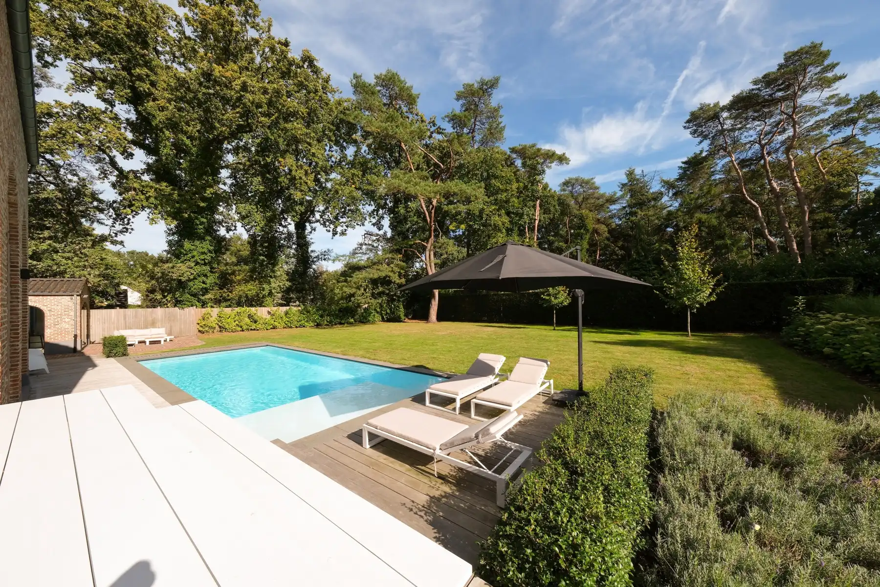 Instapklare villa met zwembad door groen omgeven foto 19