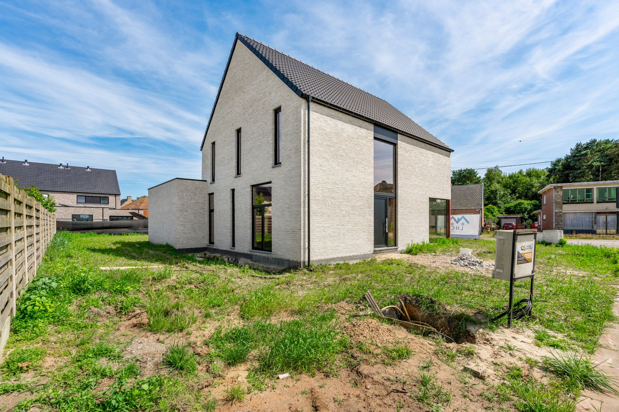 ROYALE CASCO-WONING MET EEN HEERLIJK LICHTRIJKE WOONKAMER MET OPEN KEUKEN EN AANSLUITEND DE BERGPLAATS, 3 SLAAPKAMERS (MEER MOGELIJK), EEN RUIME BADKAMER EN VOLLEDIG ONDERKELDERD MET DAGLICHT!! EEN HEERLIJK RUIM HUIS MET UNIEKE KELDERVERDIEPING, EEN LEUKE TUIN OP 6A 30CA, OP EEN GEGEERDE LOCATIE IN PELT!  foto {{pictureIndex}}