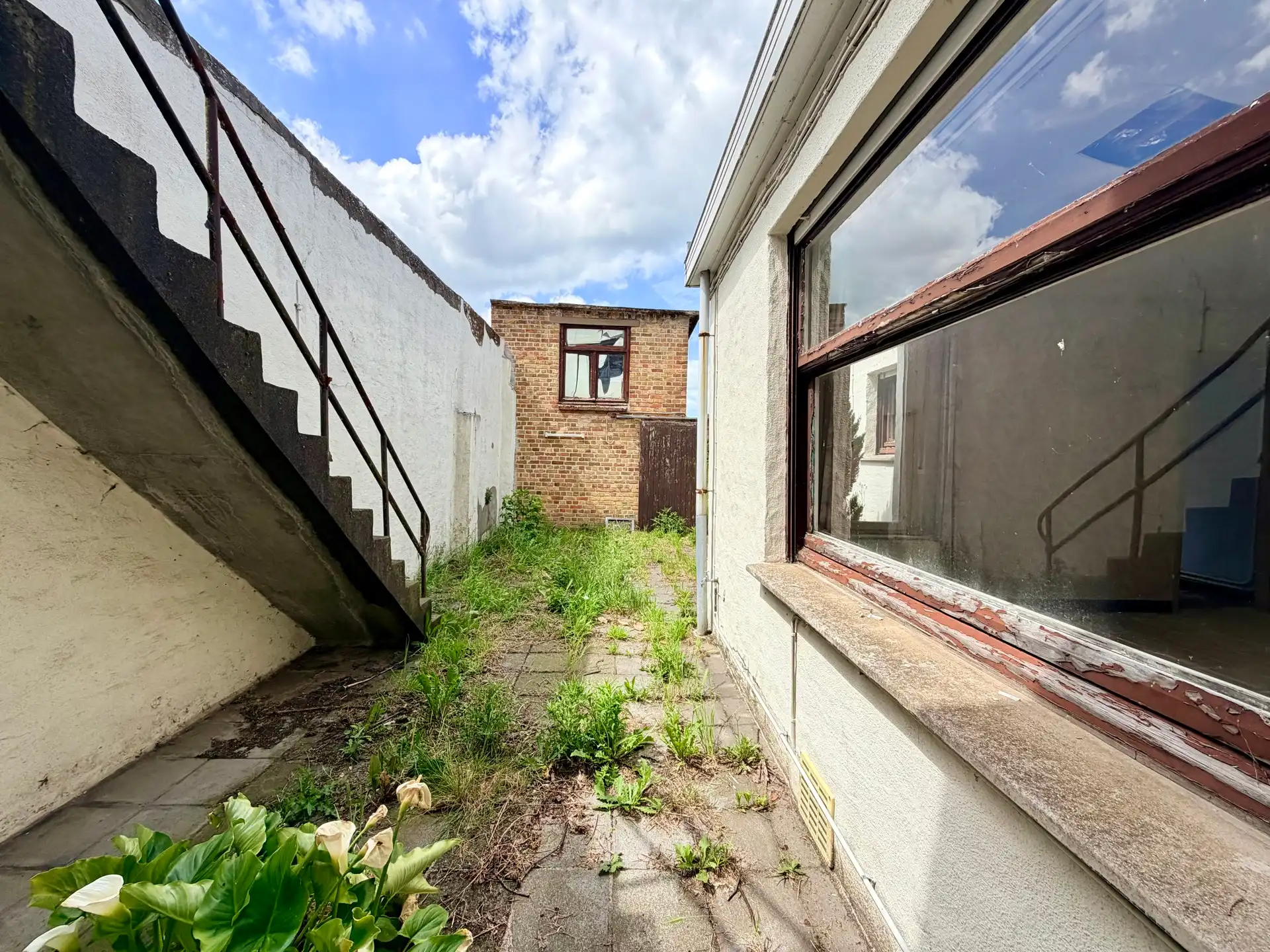 Ruime te renoveren woning met 4 slaapkamers, tuin en garage in Adinkerke te koop. foto 8