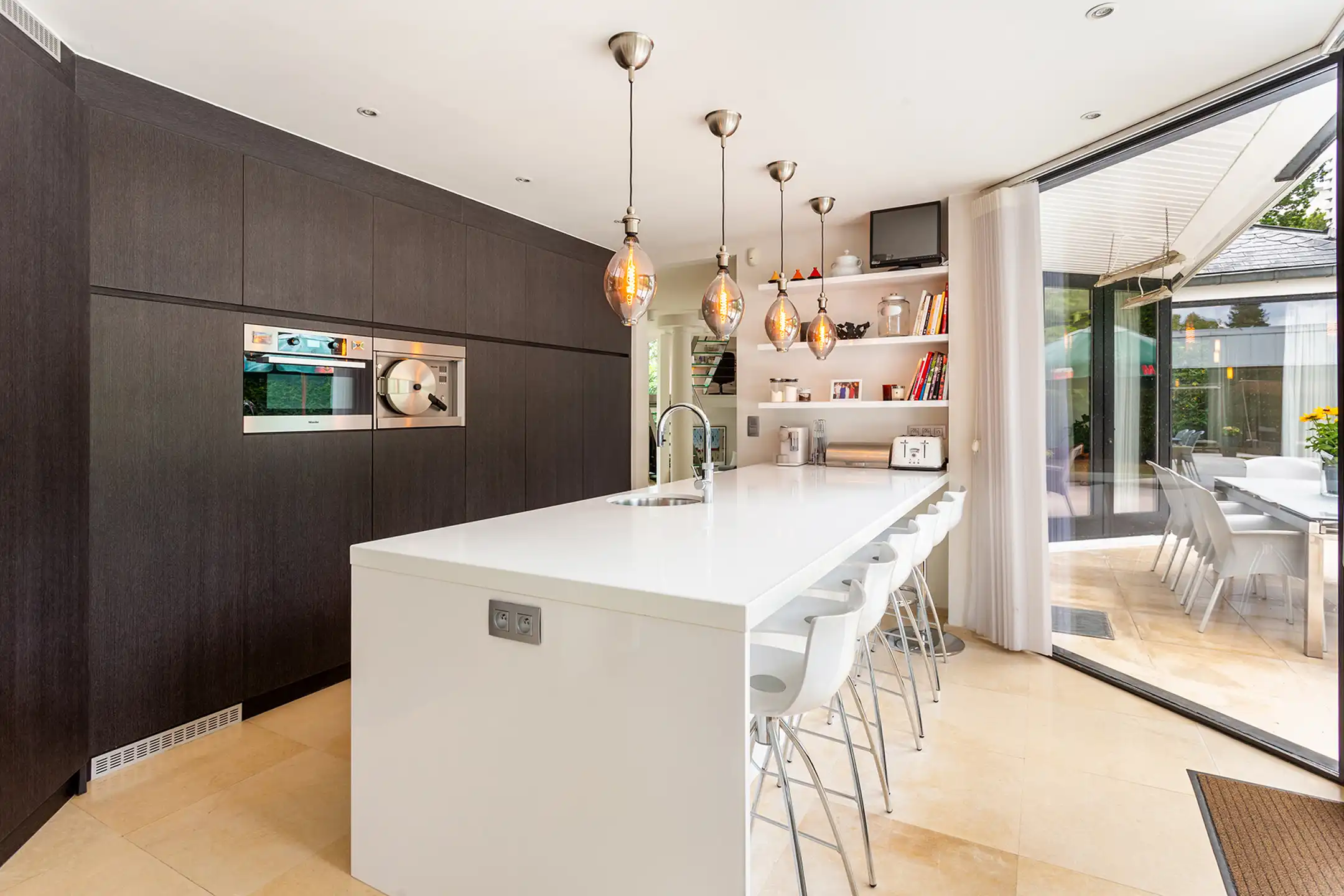 Topgelegen architectenwoning met ruim tuin en binnenzwembad. foto 19