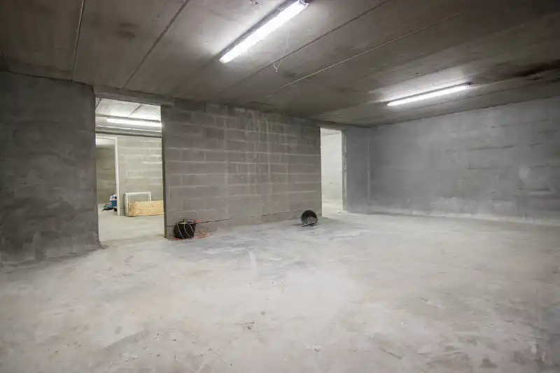 Moderne en energiezuinige woning met volledige onderkeldering gelegen op een residentieel en rustig perceel&nbsp;van 14 aren 45 centiaren nabij de scholen en het centrum van Genk foto 27