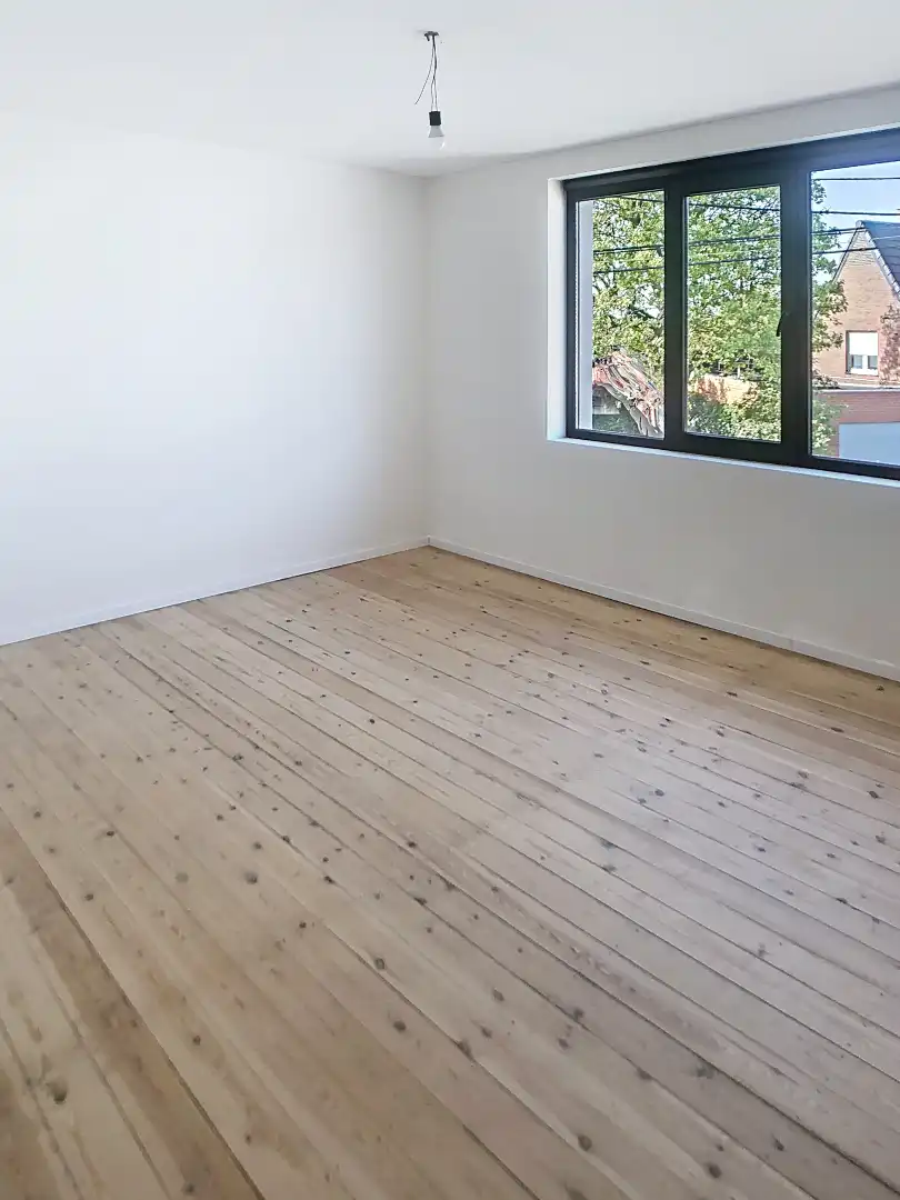 Totaal vernieuwde woning met 4 slaapkamers en inpandige garage foto 9