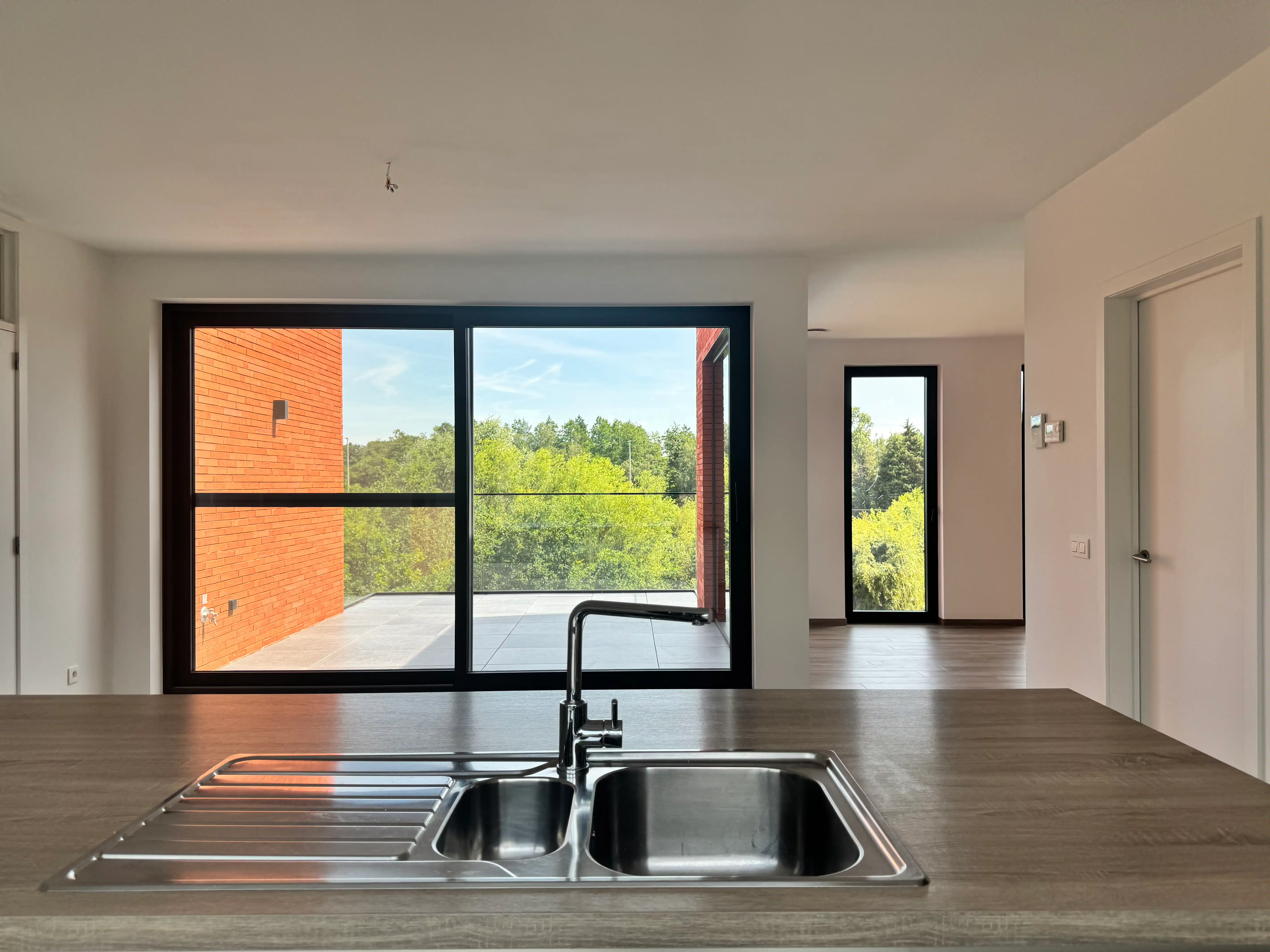 Modern appartement met 2 slaapkamers en 2 autostaanplaatsen foto 4