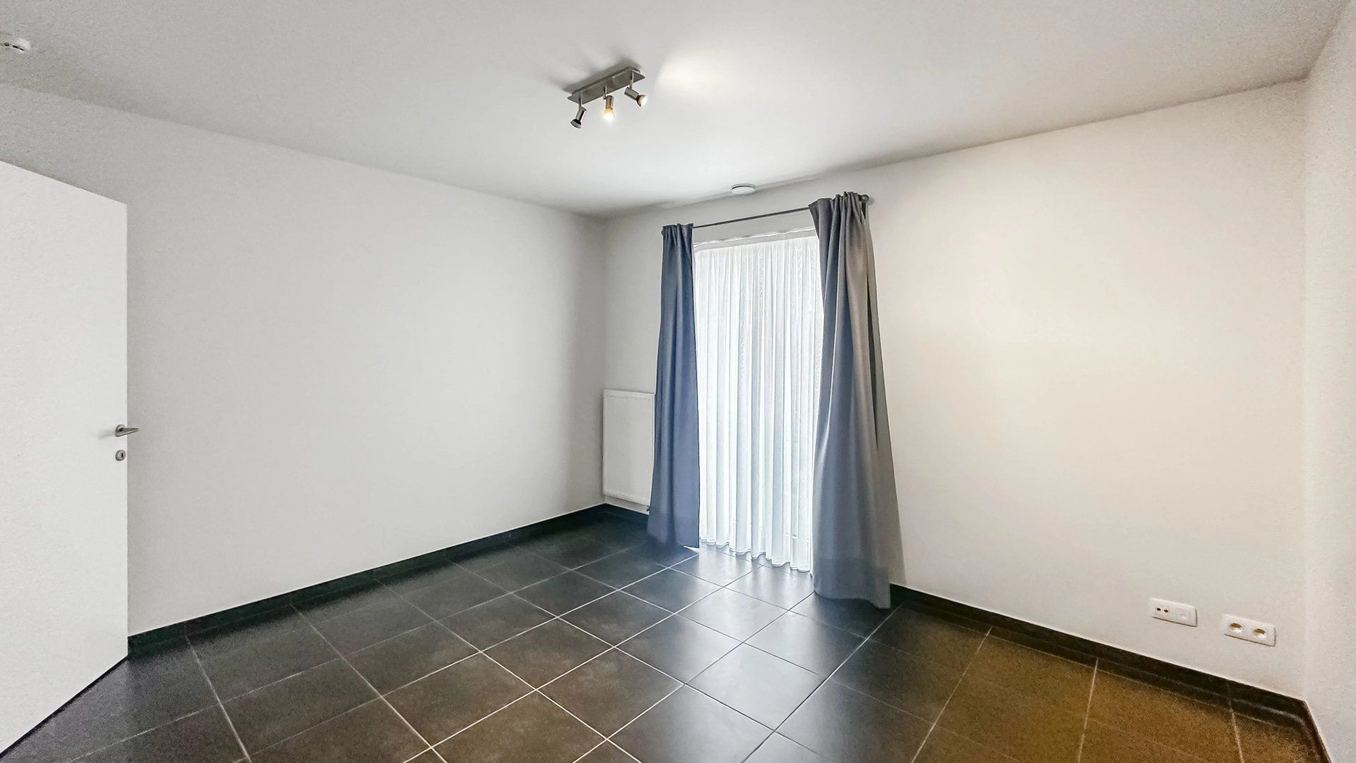 Zeer ruim instapklaar appartement met open uitzicht – 2 slpk – groot terras – garagebox + berging foto 14
