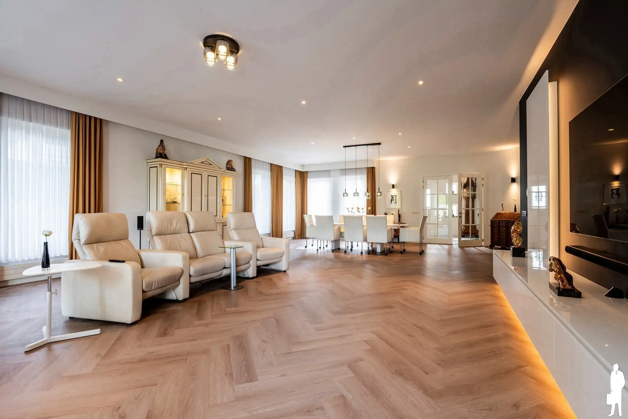 Riante villa (maar liefst 454m² woonopp.) vlakbij Nederland foto 4