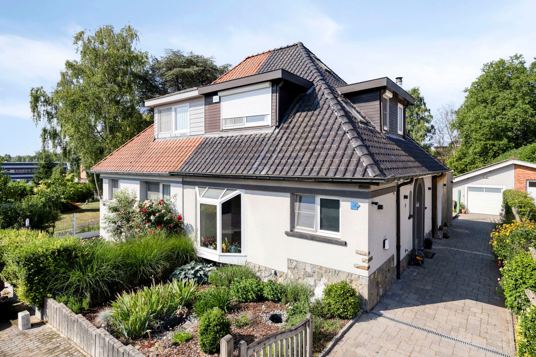 Rustig gelegen woning met garage foto {{pictureIndex}}