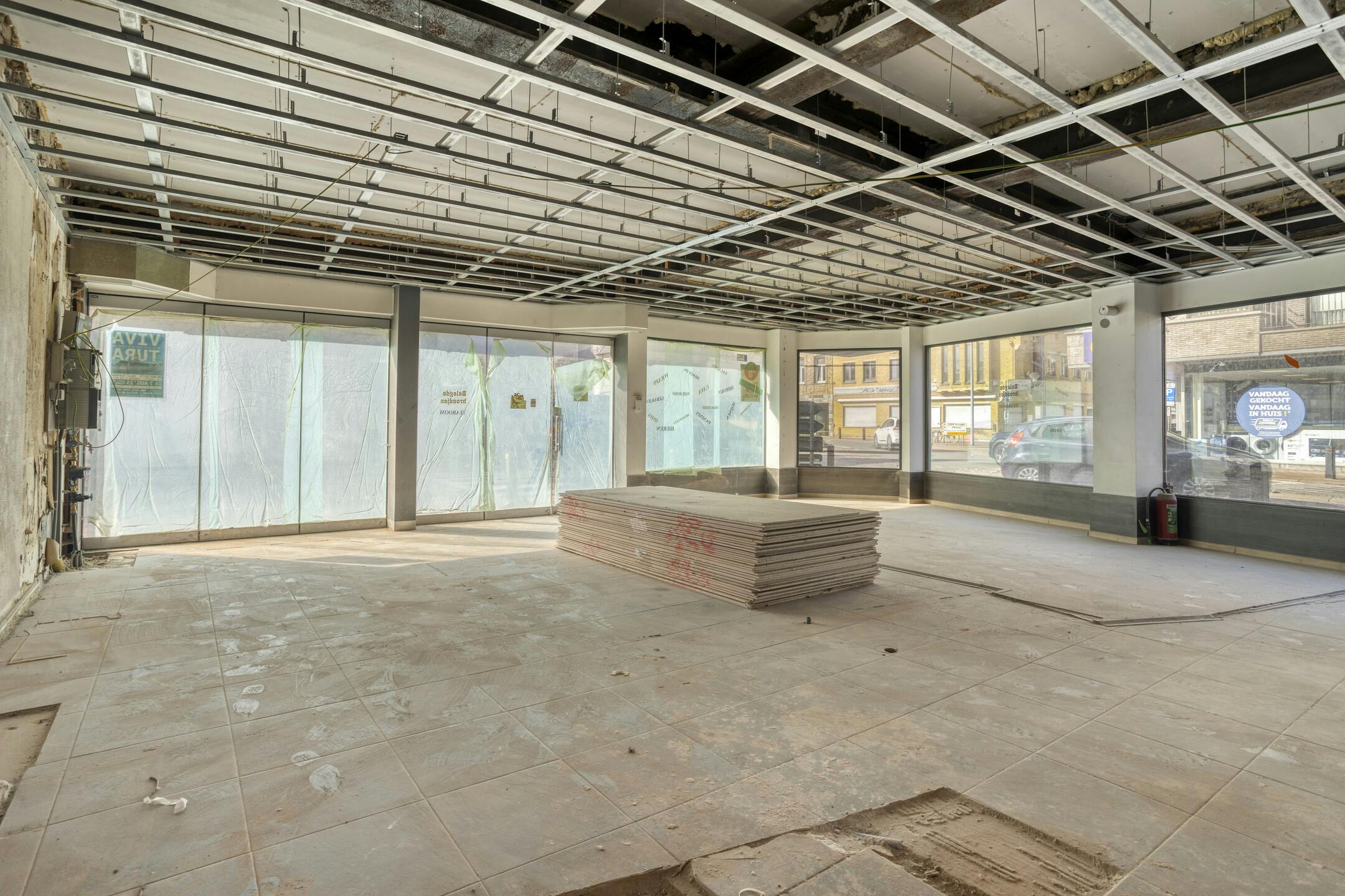 Pand met 2 gerenoveerde appartementen en winkel te Veurne. foto 4