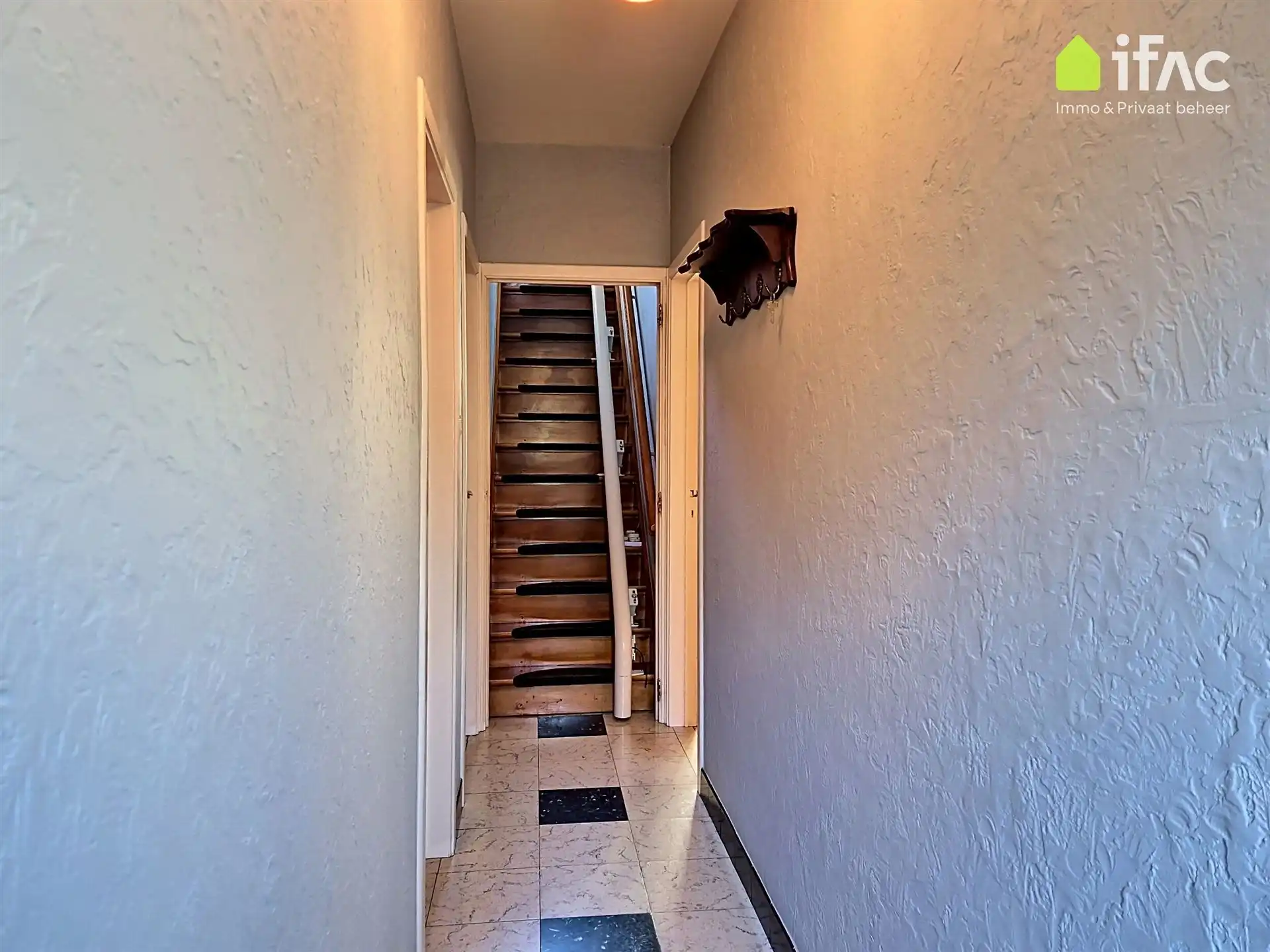 Te renoveren woning met recente ruime loods  foto 4