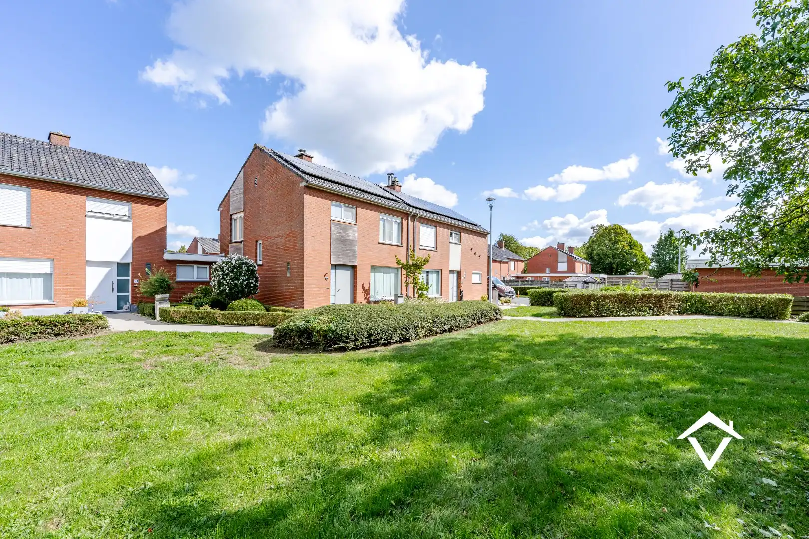 Recente halfopen bebouwing met 3 slaapkamers, garage en terras tuin foto 22