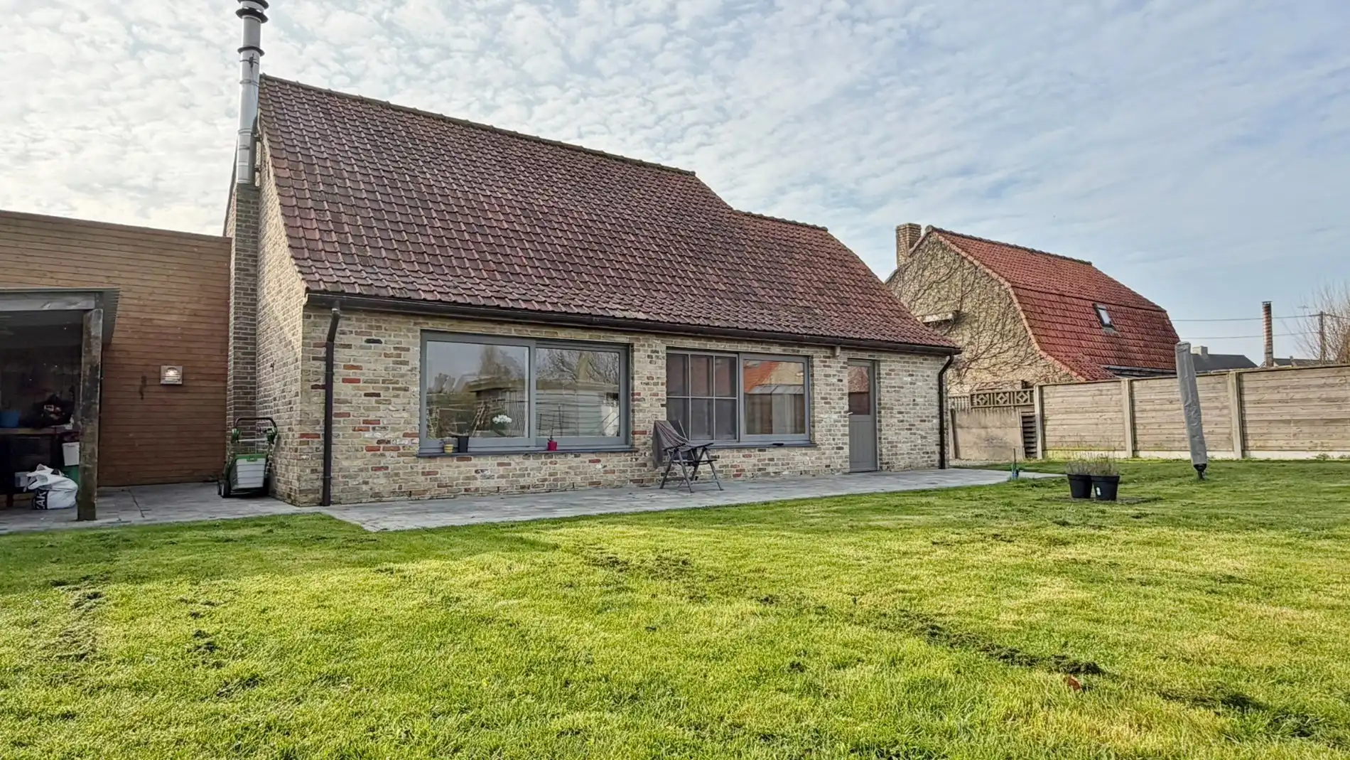 Instapklare woning op ruim perceel (880 m²) met prachtig landelijk uitzicht in Merkem foto {{pictureIndex}}