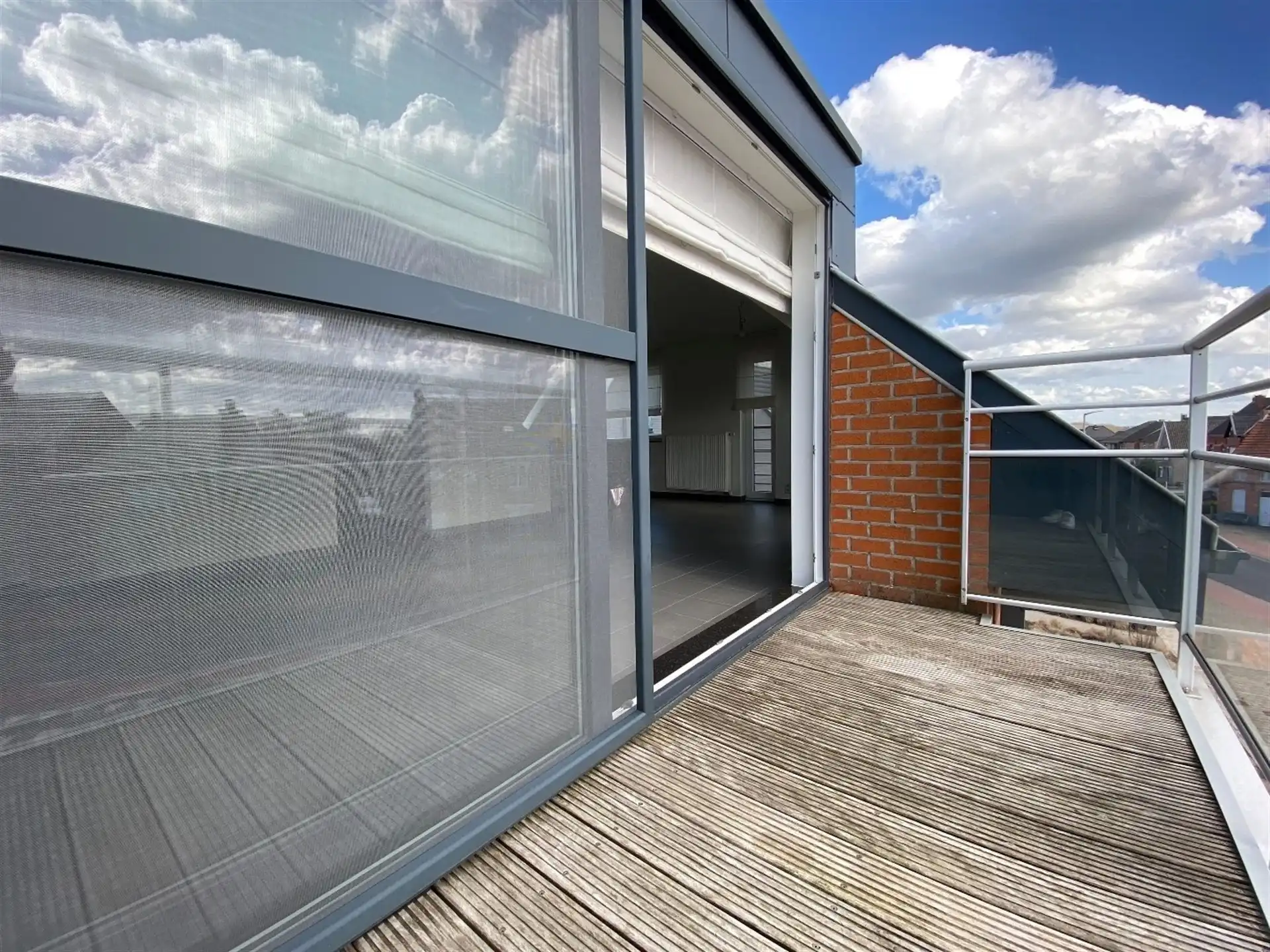 Instapklaar appartement met terras en garage. foto 15