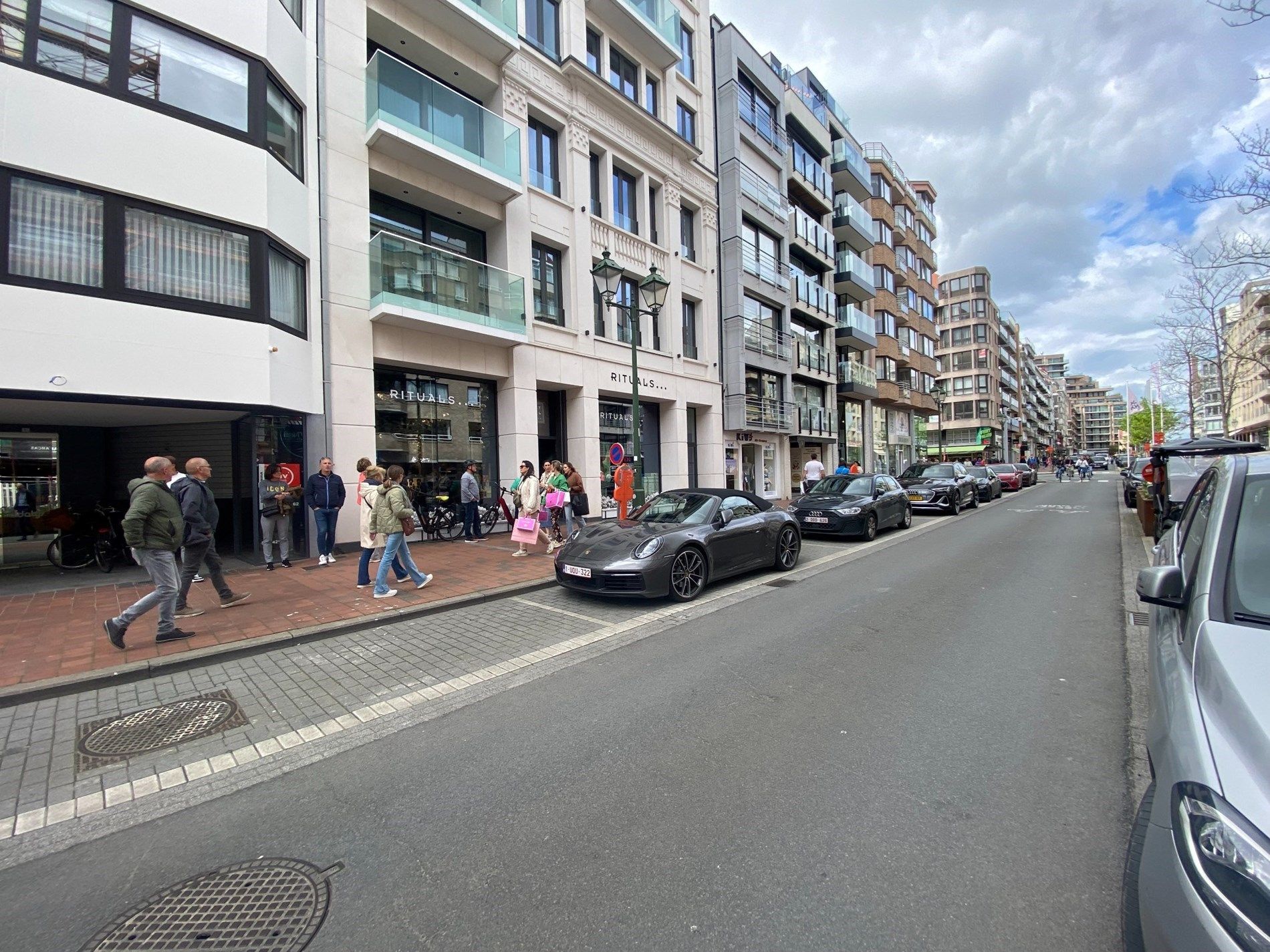 Casco - Centraal gelegen handelsgelijkvloers in het tweede deel van de Lippenslaan, met in de nabije omgeving winkels zoals: Rituals, Kruidvat, Etam, ... op enk foto 5