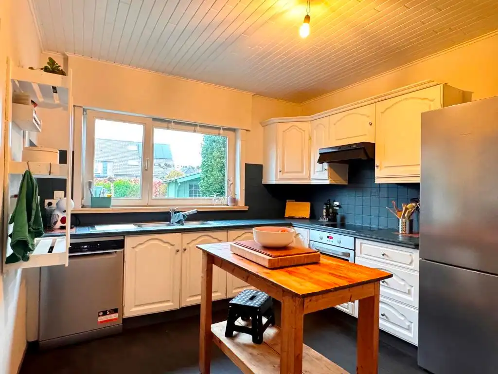 Instapklare en charmante alleenstaande woning met aangelegde tuin is gelegen in een rustige verkaveling. foto 9