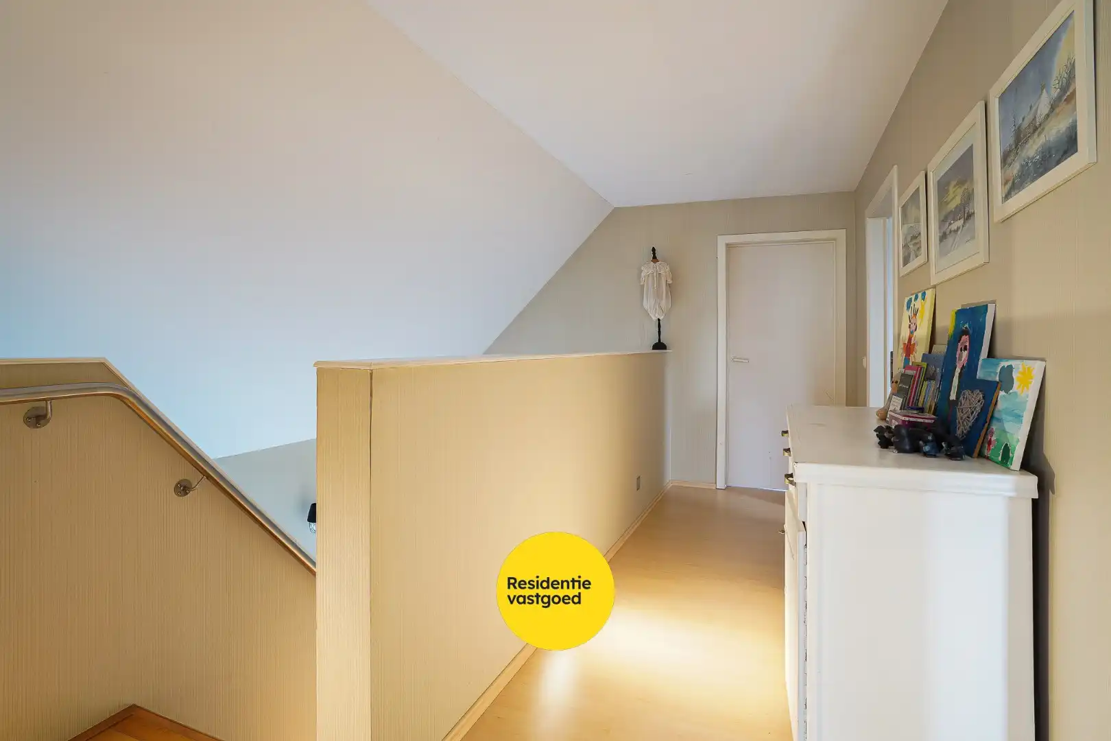 Ruime gezinswoning in doodlopende straat foto 22