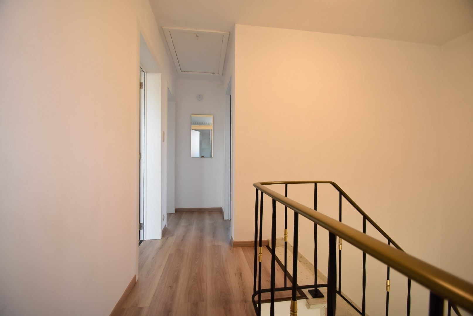 * * WACHTLIJST VOLZET * * Zeer grondig en geslaagd gerenoveerde woning met terras en dubbele autostandplaats foto 26
