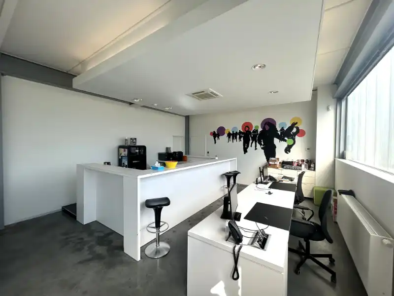 Moderne KMO-unit met 299 m² kantoren en 324 m² magazijn – nabij R4 foto 6
