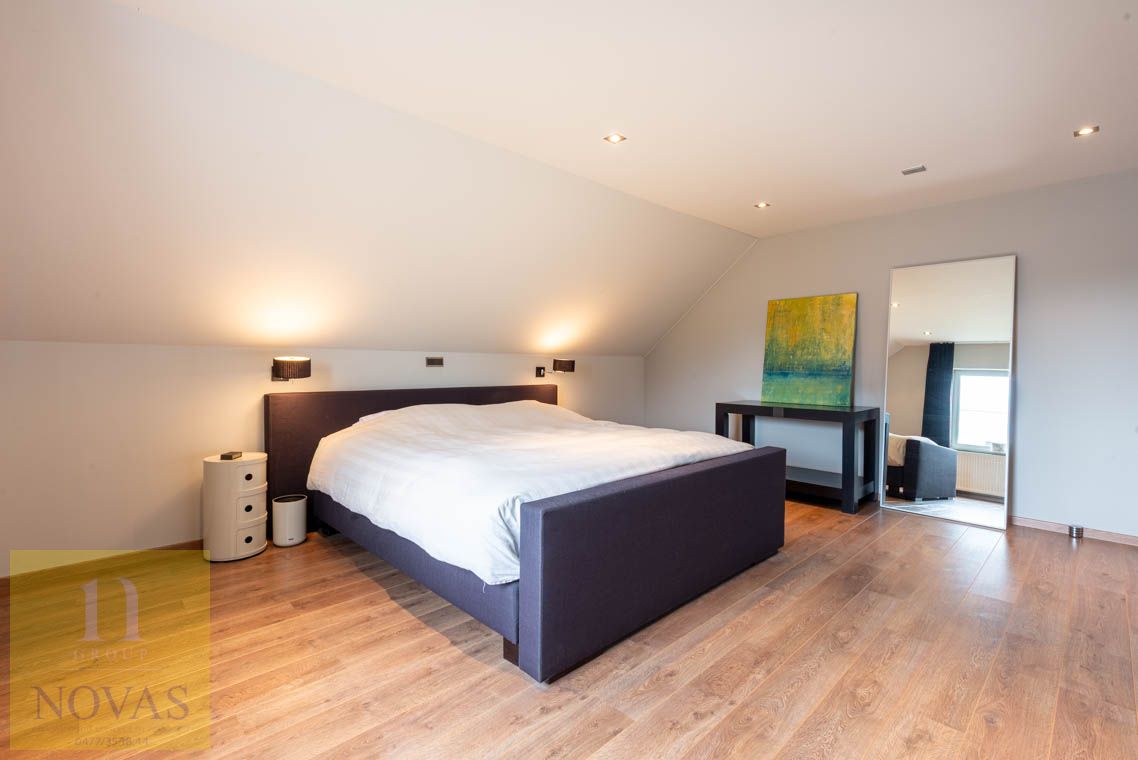 Ruime instapklare woning met 4 tot 5 slaapkamers, zonnepanelen, airco, inpandige garage en buitenstaanplaatsen foto 20