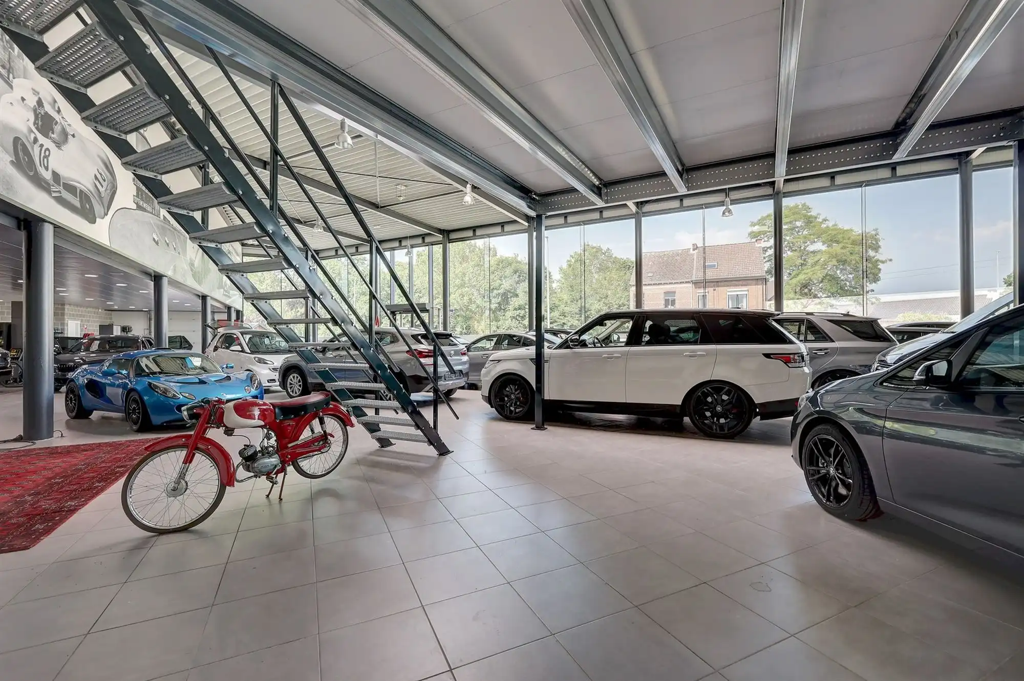Zeer ruime showroom op een mooie zichtlocatie foto 5