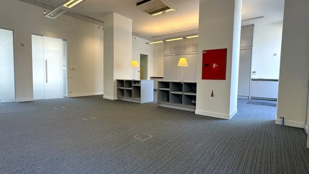 Commercieel gelijkvloers kantoor te koop nabij Singel te Berchem foto 8