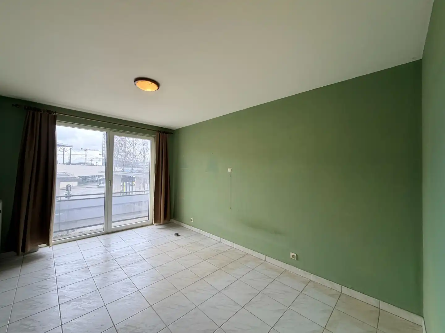 Instapklaar & centraal gelegen appartement met balkon te Roeselare! foto 4