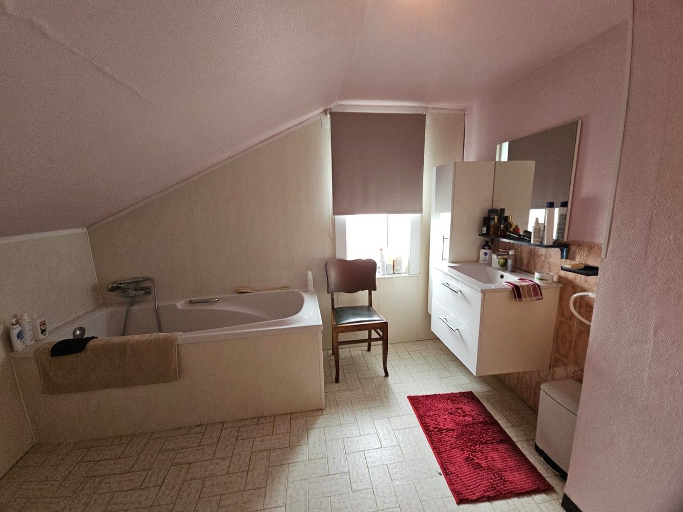 Ruime, solide woning met grote kelder, terras en tuin foto 16