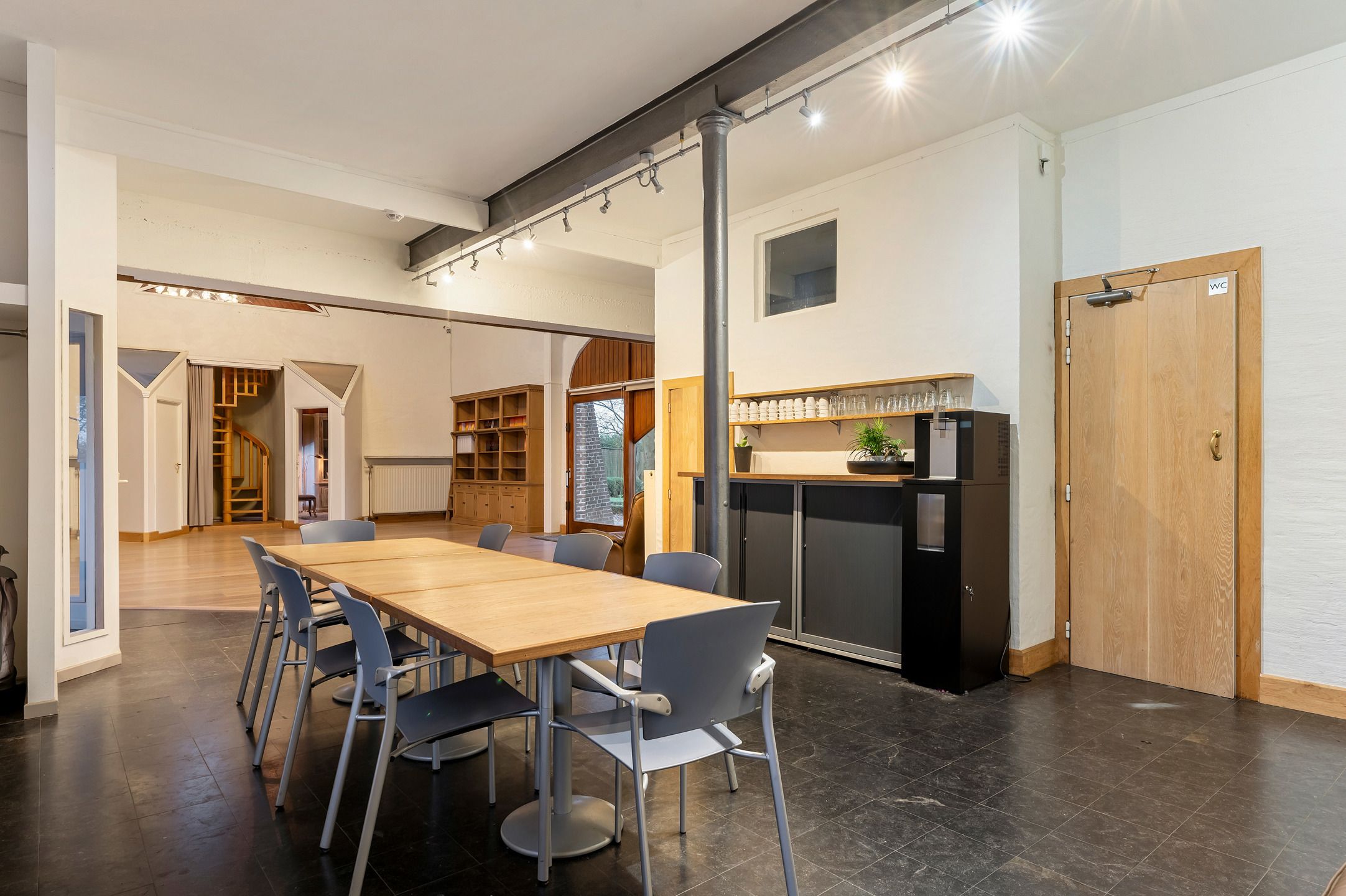 Karaktervolle hoeve met apart praktijkgedeelte, zwembad en prachtig uitzicht op weilanden op 2.642 m². foto 11