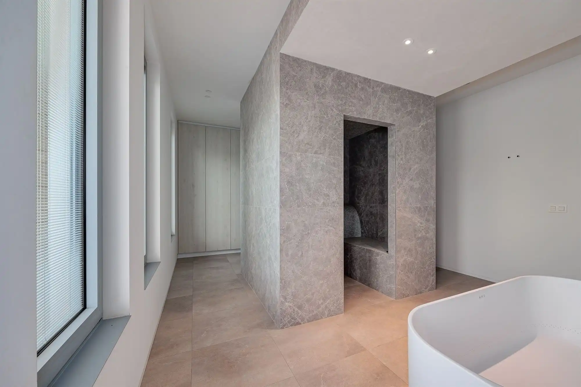 Prachtig afgewerkt gebouw - showroom + villa foto 23