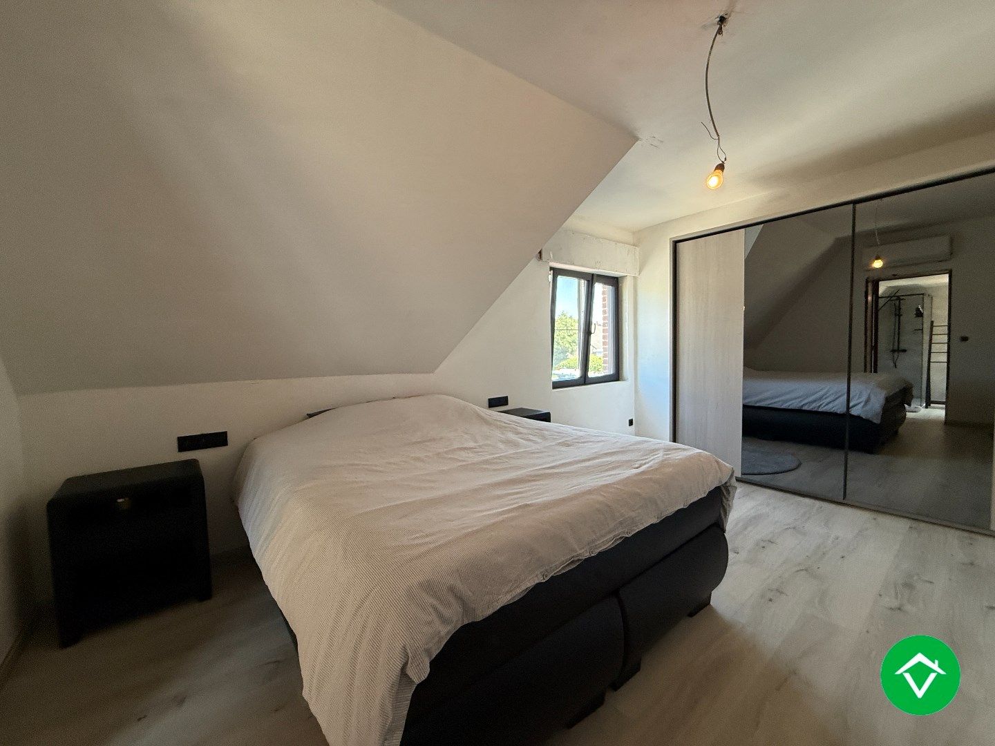 Charmante woning met twee slaapkamers, diepe tuin en ruime garage foto 17