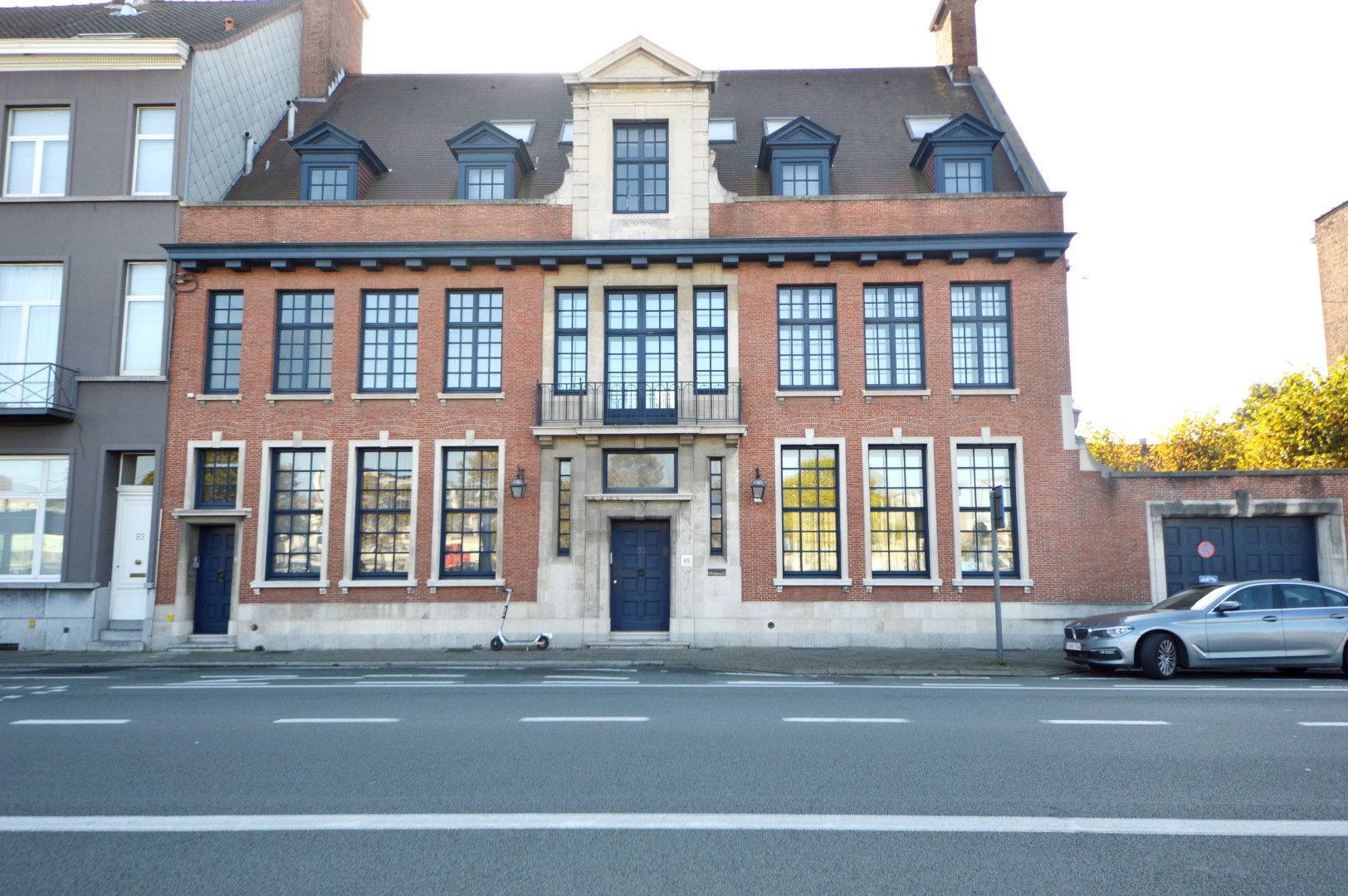 IMPOSANT KANTOORGEBOUW MET PARKING AAN DE RAND VAN DE STAD foto 4