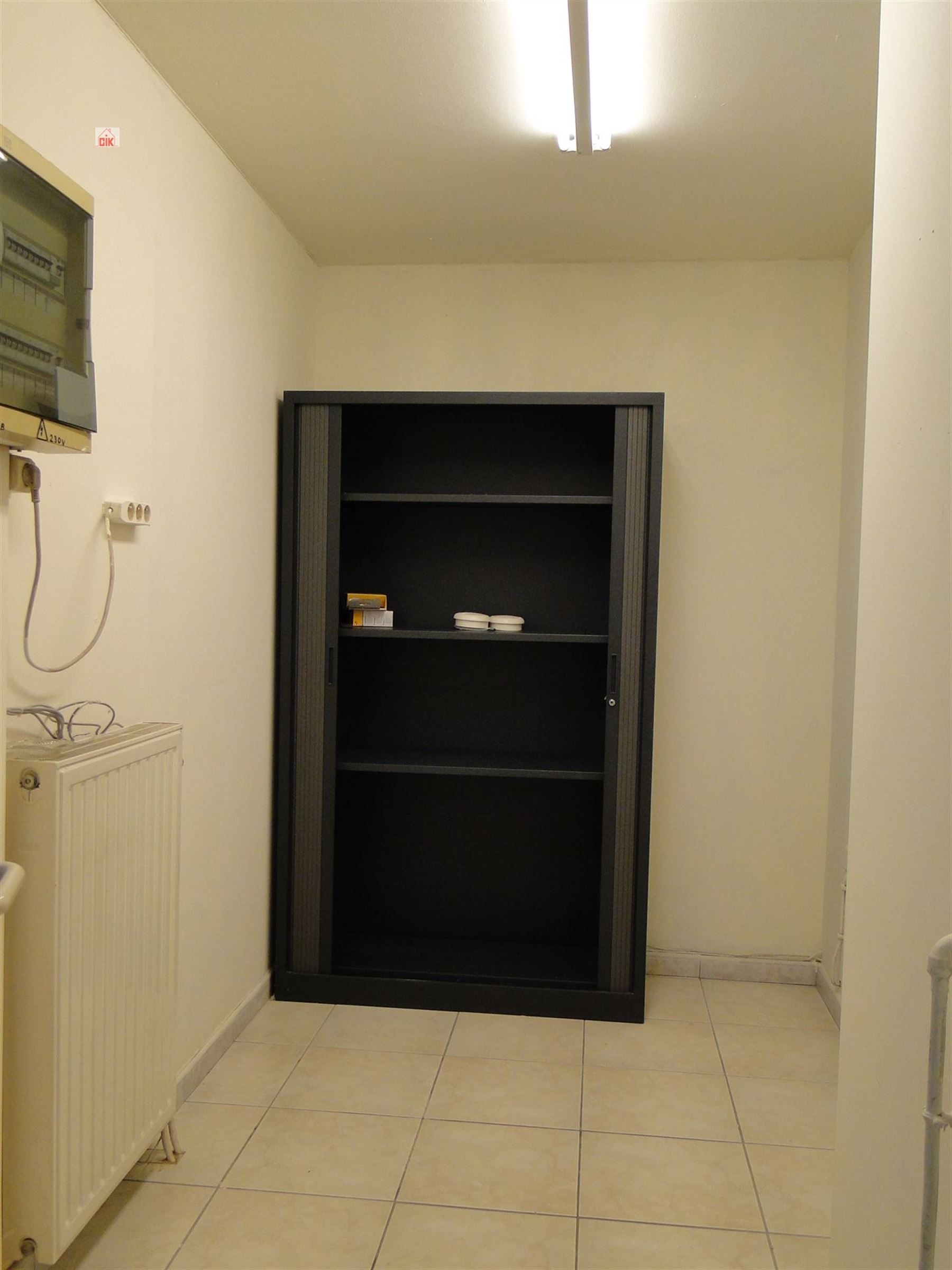 Handelsgelijkvloers met 3 bovengrondse autostaanplaatsen gelegen vooraan het gebouw foto 7