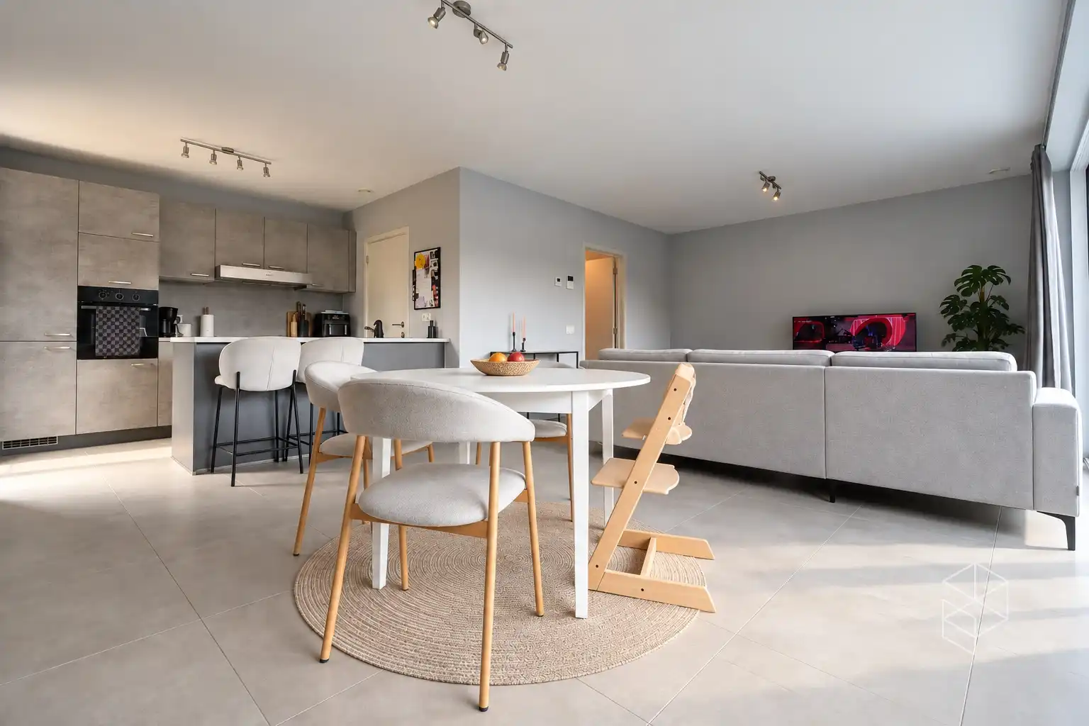 BEZOEKMOMENT NU ZATERDAG 19/09 VAN 16U TOT 18U | RUIM LICHTRIJK GELIJKVLOERS APPARTEMENT MET 2 SLKPS EN GROOT TERRAS foto 3