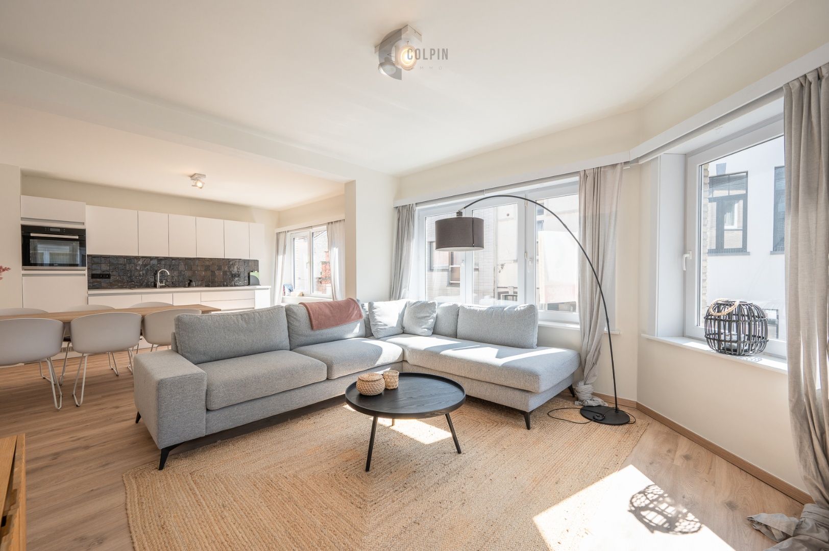 Gerenoveerd hoekappartement vlakbij het Heldenplein foto {{pictureIndex}}