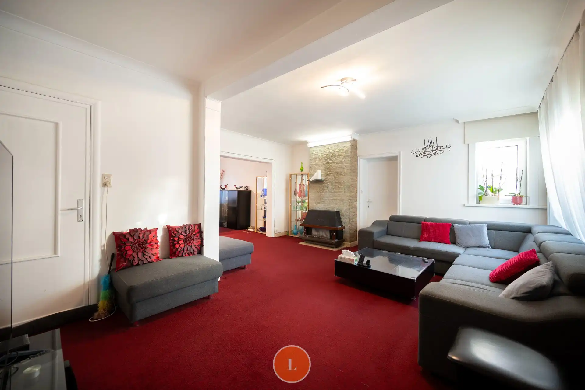 Goed onderhouden woning met 5 slaapkamers, tuin en 2 garages foto 2